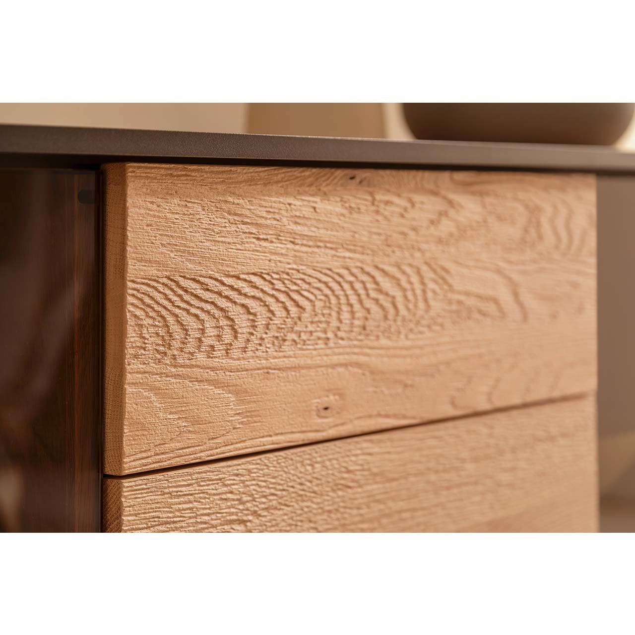 Detailansicht der Holzstruktur eines YOLA Sideboards aus massiver gesandstrahlter Kerneiche Natur. Erkennbar ist eine deutliche Holzmaserung mit feinen Holzeinschlüssen.