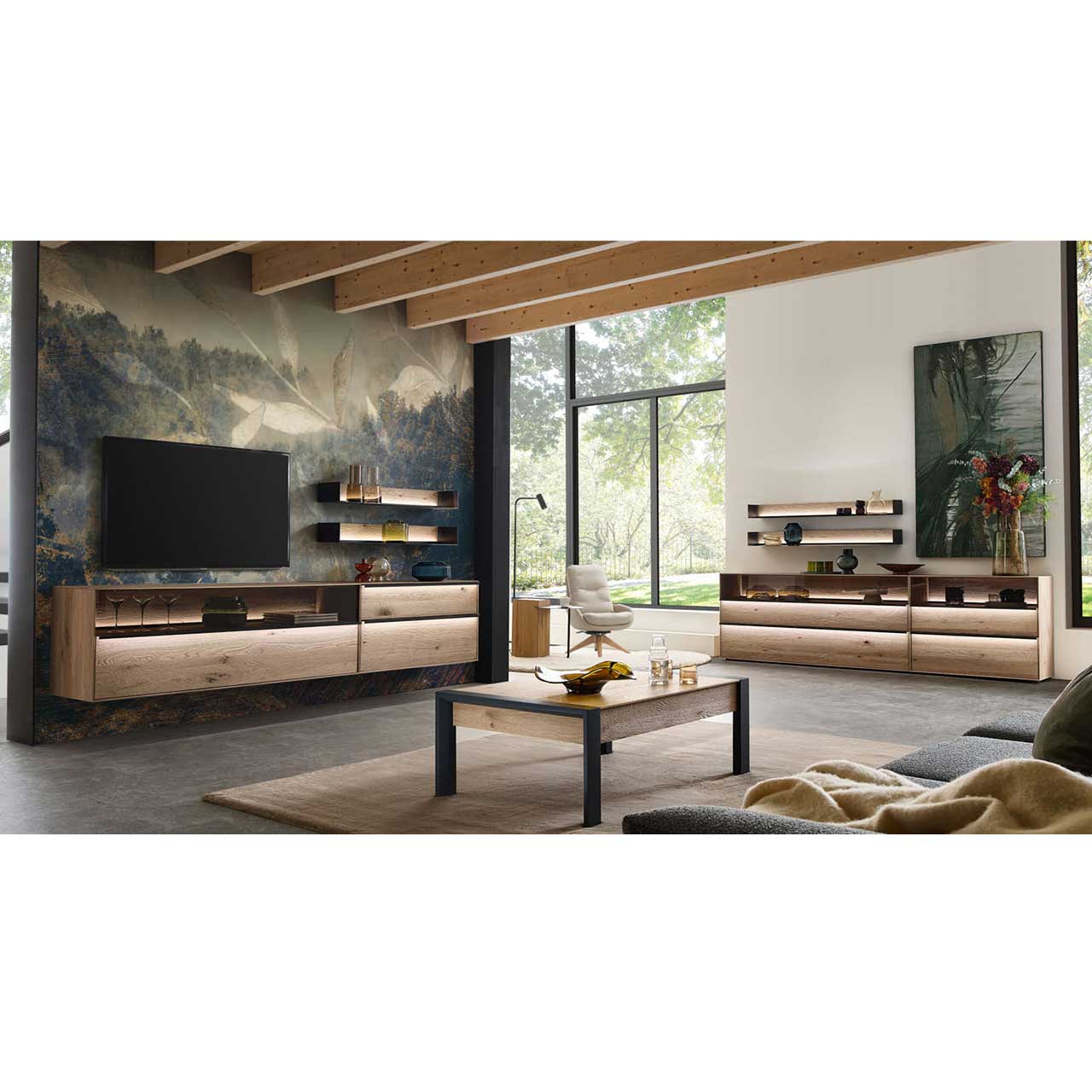 Modernes Wohnzimmer mit Motivtapete und Massivholzmöbeln