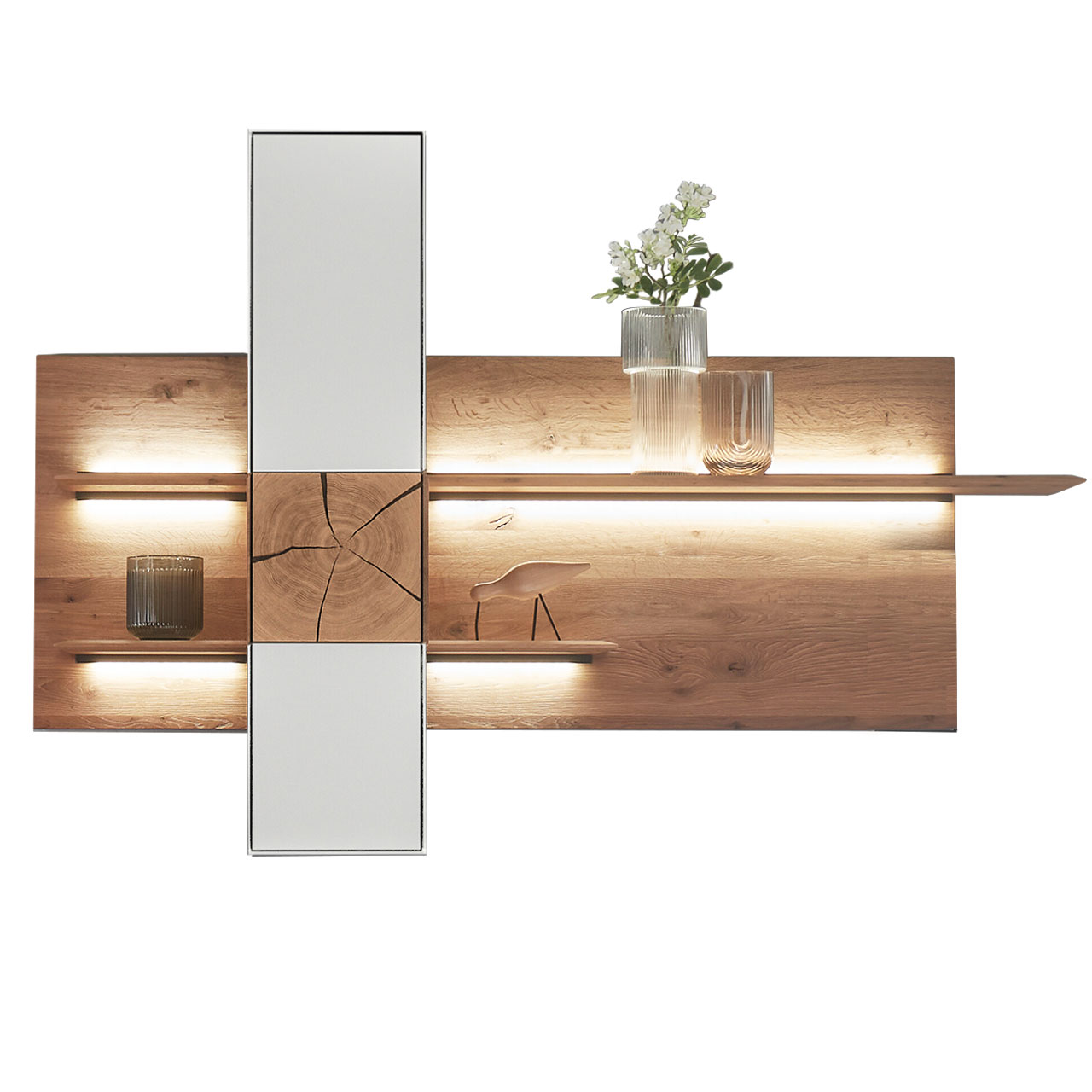 Moderne Regal-Kombination mit einem Wandpaneel aus massiver Kerneiche Umato und zwei beleuchteten Regalböden sowie einem links positioniertem Hängeschrank mit Mattglas weiß Front und dekorativer Hirnholzscheibe.