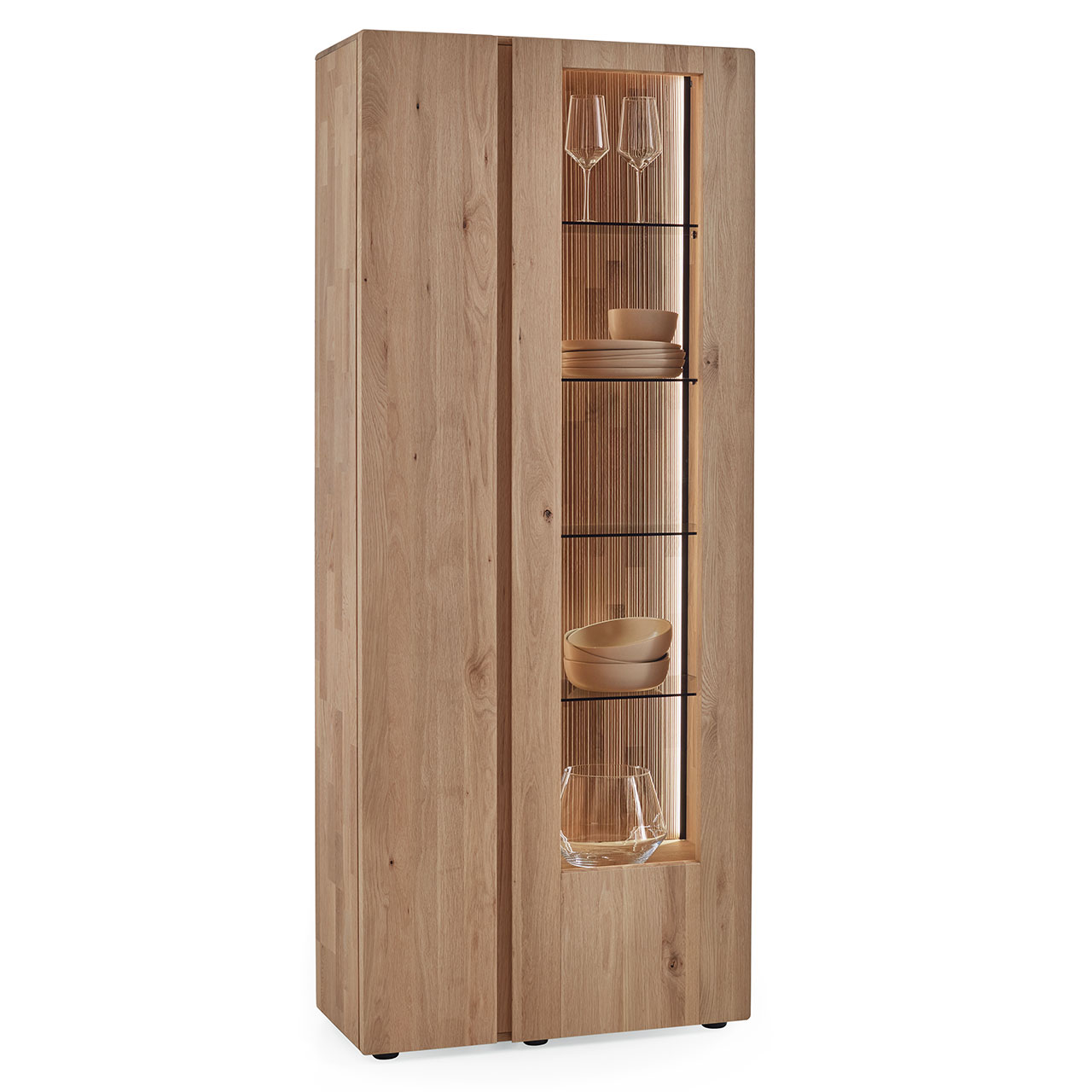 Moderne Standvitrine aus massiver Kerneiche Natur mit einer Holztür links und einer beleuchteten Glas-/Holztür rechts, dahinter sichtbar die edel geschroppte Rückwand und vier Glasböden - in Seitenansicht. 