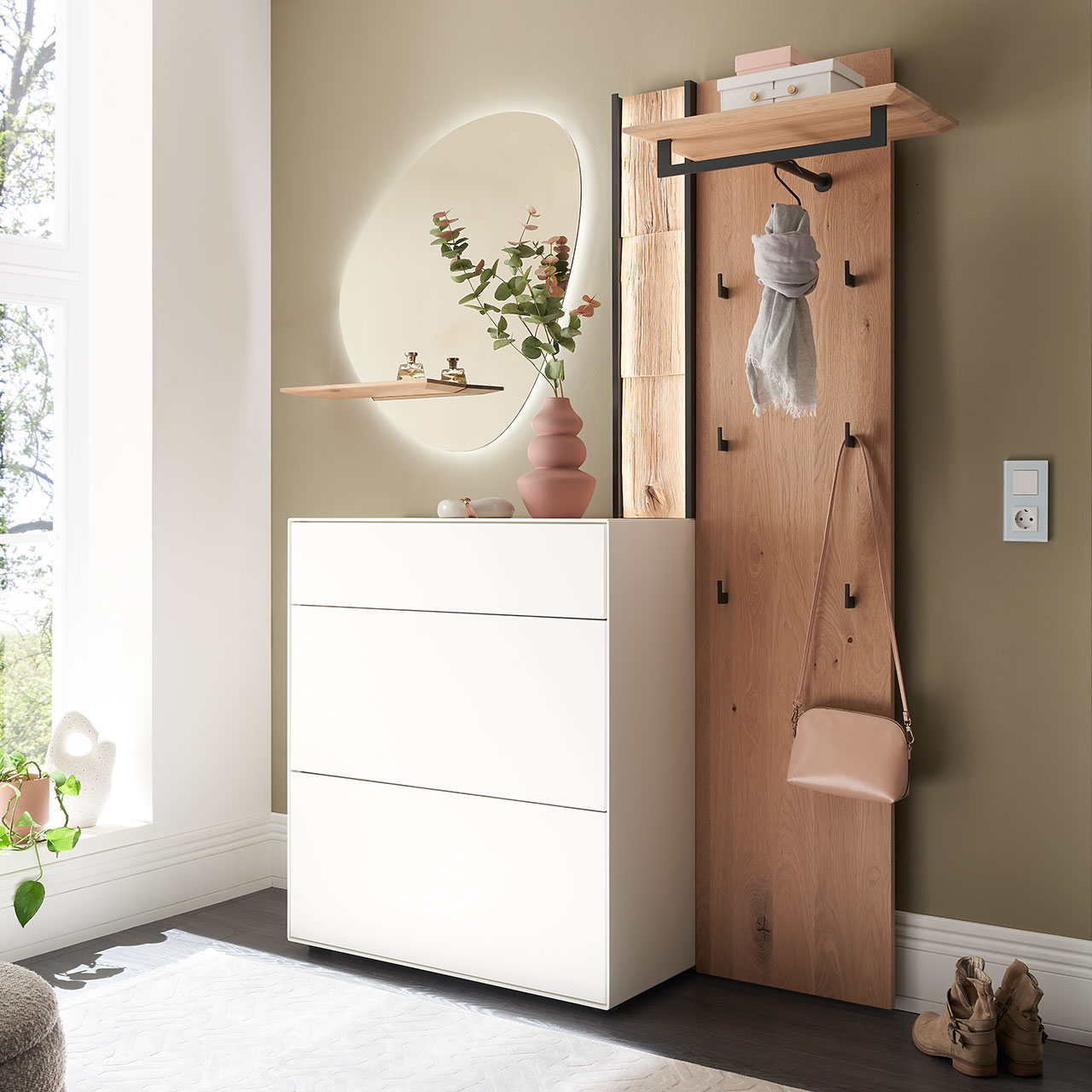 Hartmann SALVO 8550G - Garderobe Nr. V1060S - Kernbirke weiß Lack, Kerneiche Natur, Spaltholz Moderne dreiteilige Garderobe aus Kernbirke und Kerneiche Natur: Wandpaneel aus Holz mit Kleiderstange, Haken und Spaltholz-Akzent, ein Stauraumschrank mit Schubkasten und Klappen in Lack weiß und ein ovaler Spiegel mit Ablage.