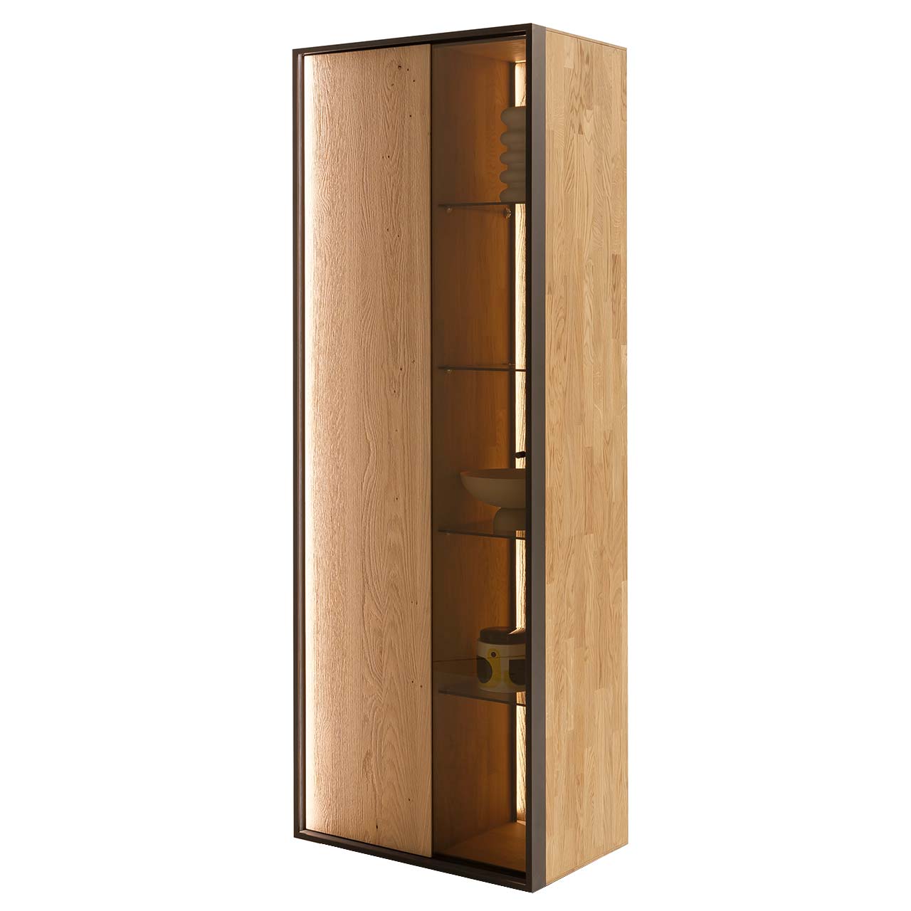 Seitenansicht einer Standvitrine im modernen Design aus sandgestrahlter Kerneiche Natur, eingefasst in einen Metallrahmen in Anthrazit, mit geteilter Tür: links Holz, rechts beleuchteter Glasausschnitt mit vier Glaseinlegeböden. 
