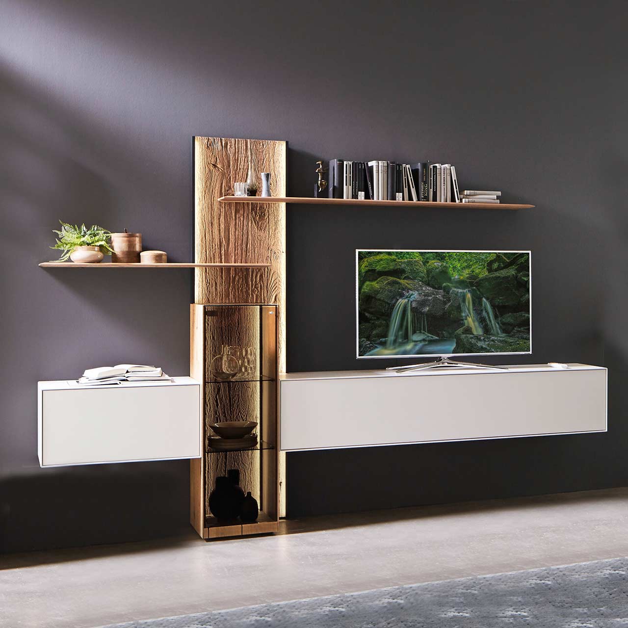 hartmann_BENJO_7220W_Wohnwand_20 Wohnwandkombination, 3teilig: 2 Hängelowboards in Lack weiß , 1 Wandpaneel aus Massivholz mit Glasvitrine