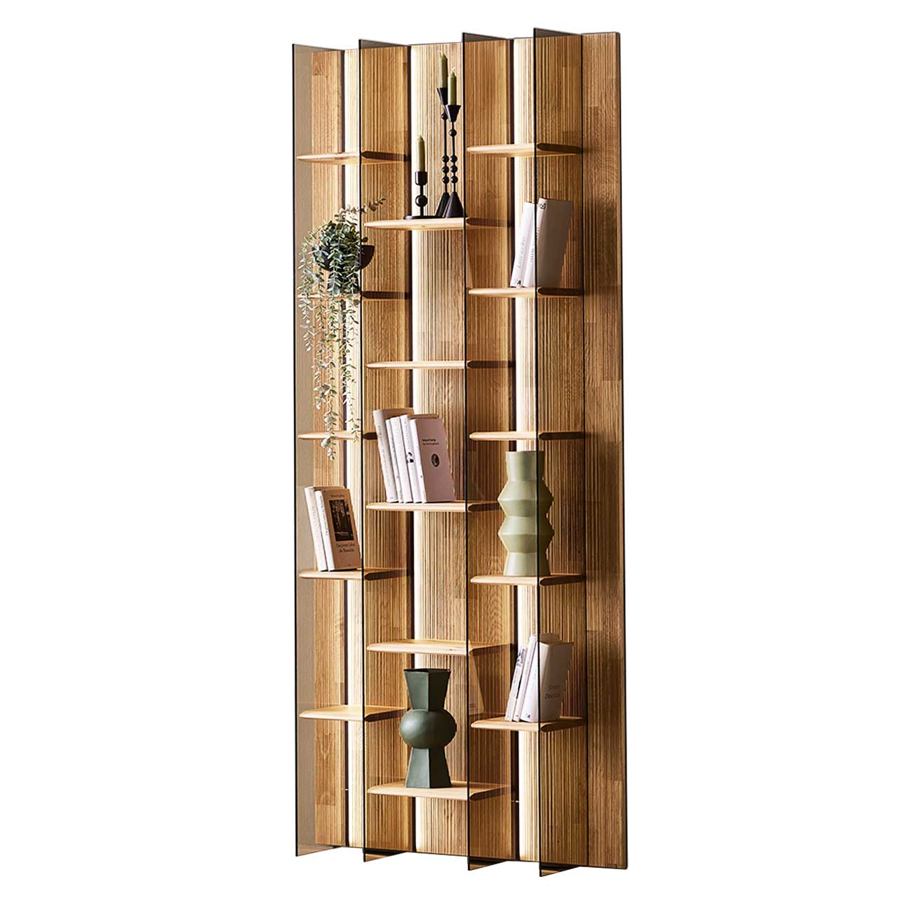 Hohes Wandregal aus massivem Holz und edel verarbeiteter, geschroppter Rückwand mit fünfzehn Holzböden und vier beleuchteten Glasseiten in Parsolbronze - in Seitenansicht. 