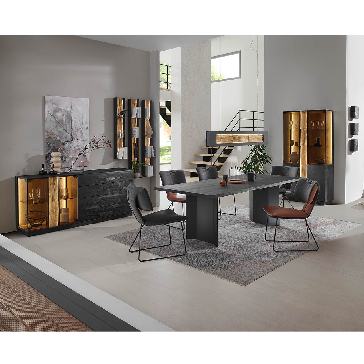 HM_KILVA_9610-1705_Stuhl-Ella__milieu1_1280x1280 Modernes Esszimmer mit Möbeln aus Kernesche anthrazit in Kombination mit Spaltholz-Akzenten und Parsolglas-Ausschnitten