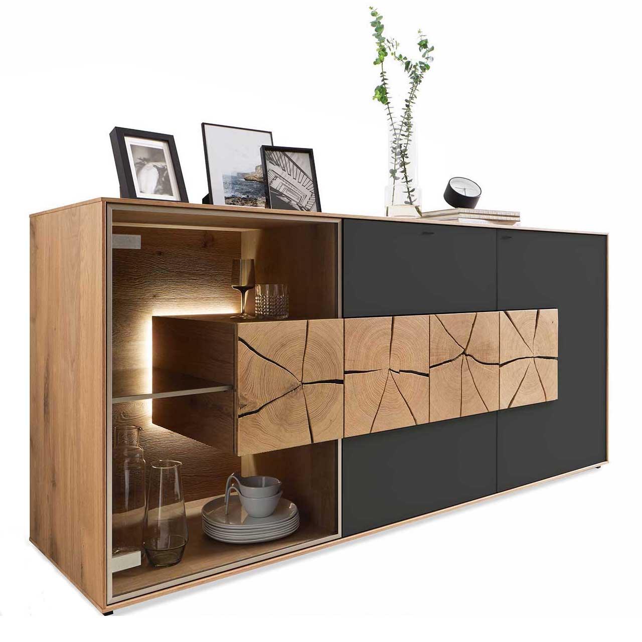 Hartmann CAYA - Sideboard mit Glastür 7170-4192A Edles Lowboard aus massiver Kerneiche Umato mit anthrazitfarbenen Mattglasfronten, rechts mit drei rechteckigen Hirnholzscheiben, links mit Glastür, beleuchtetem Glasboden und Hirnholzblock.