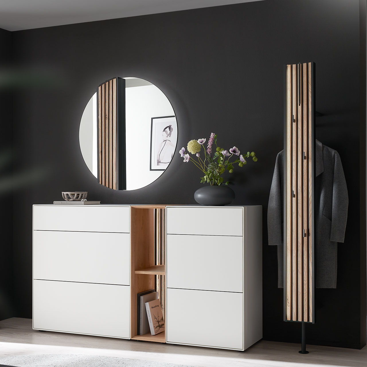 Hartmann SALVO 8550G - Garderobe Nr. V108L - fünfteilig - Kernbirke weiß Lack, Kerneiche Natur, Lamellen Moderne fünfteilige Garderobe aus massiver Kernbirke und Kerneiche Natur: Regalelement mit Lamellen-Rückwand zwischen zwei weiß lackierten Stauraumschränken, dazu ein Garderobenpaneel und ein runder Spiegel mit Lamellen-Akzent.