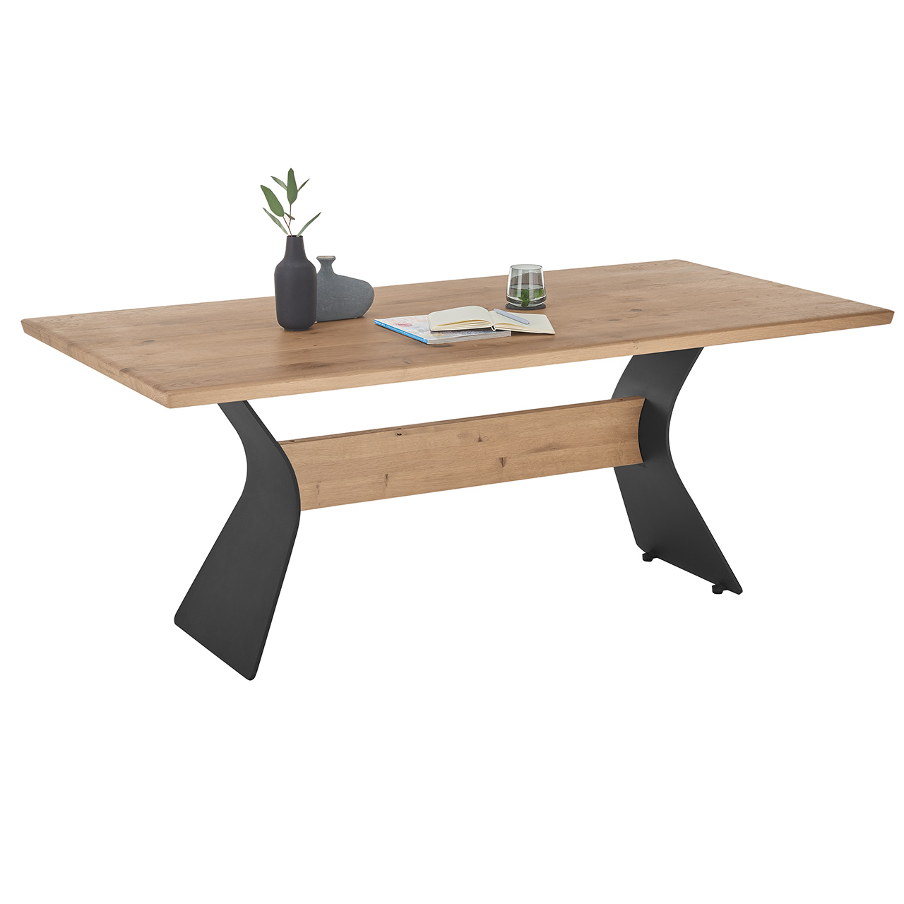 Moderner Esstisch aus heller, massiver Kerneiche mit rechteckiger Tischplatte, geschwungenem 2-Fuß-Gestell in Metall Anthrazit und mittig liegendem Holztravers in hellem Holz - in Seitenansicht. Esstisch in drei weiteren Tischkanten verfügbar.