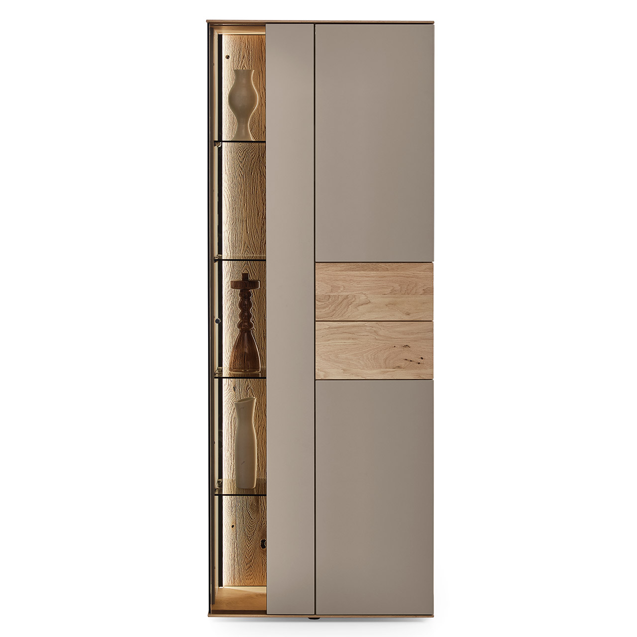 Moderne Vitrine aus massiver Kerneiche Natur mit Lackfronten in Sand. Mit einer Glas-Lacktür mit edler, beleuchteter Riffholzrückwand und einer Lacktür mit eingearbeitetem Riffholz - in Frontansicht.