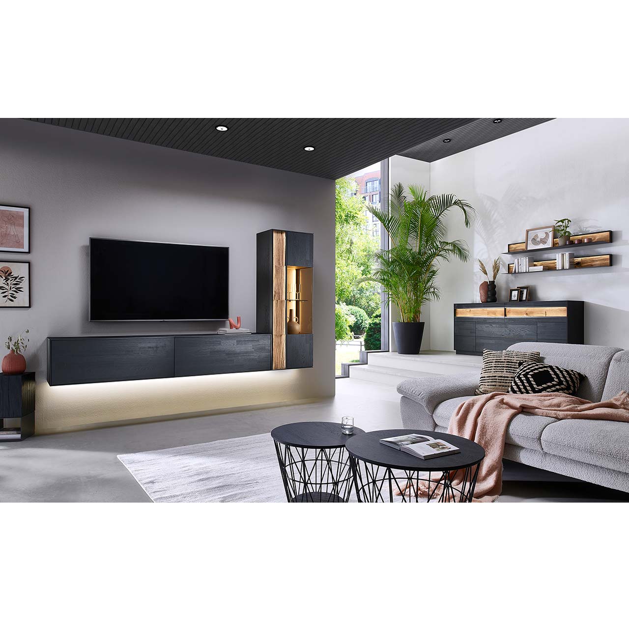 HM_KILVA_9610-8053li-_Ha-ngeelement_milieu1_1280x1280 Moderne Wohnwand mit Materialmix aus Lack anthrazit mit Spaltholz-Akzenten und Parsolglas-Vitrinenausschnitten