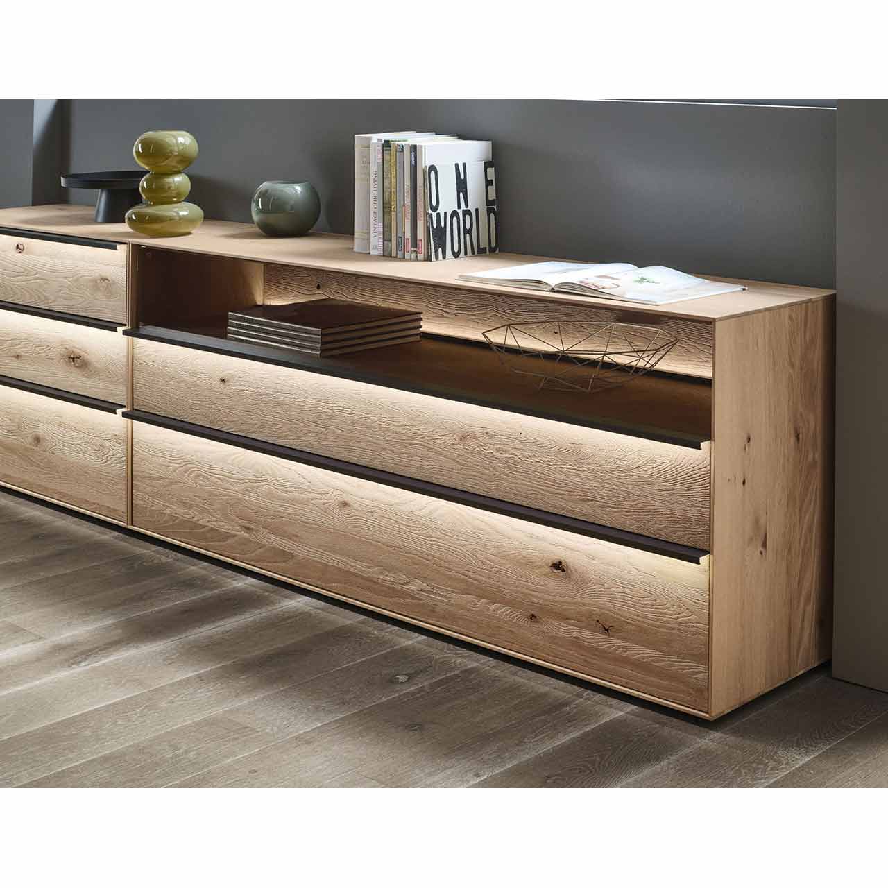 Sideboard aus massiver Kerneiche Natur mit 4 Schubkästen & Glasfront vor einer dunklen Wand