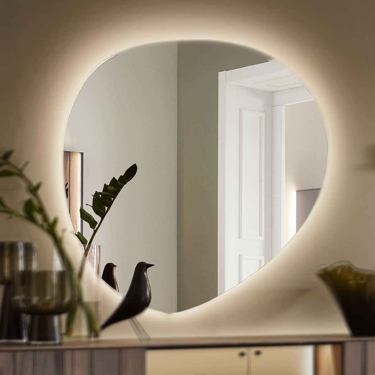 Hartmann AUDRA -Wandspiegel 5610-5115 Moderner, asymmetrisch-runder Wandspiegel aus Parsolglas Bronze.