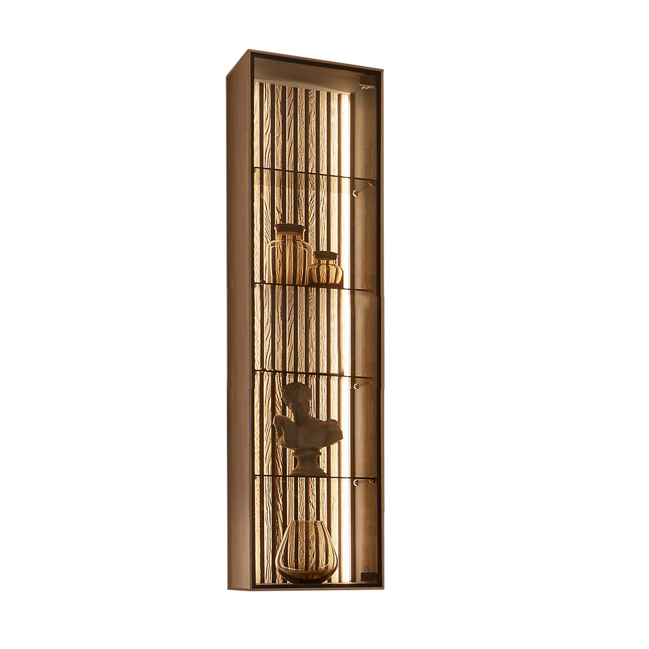 Moderne Hängevitrine aus hellem Massivholz mit Glastür, vier dekorierten Glaseinlegeböden und heller Holzlamellen-Rückwand.