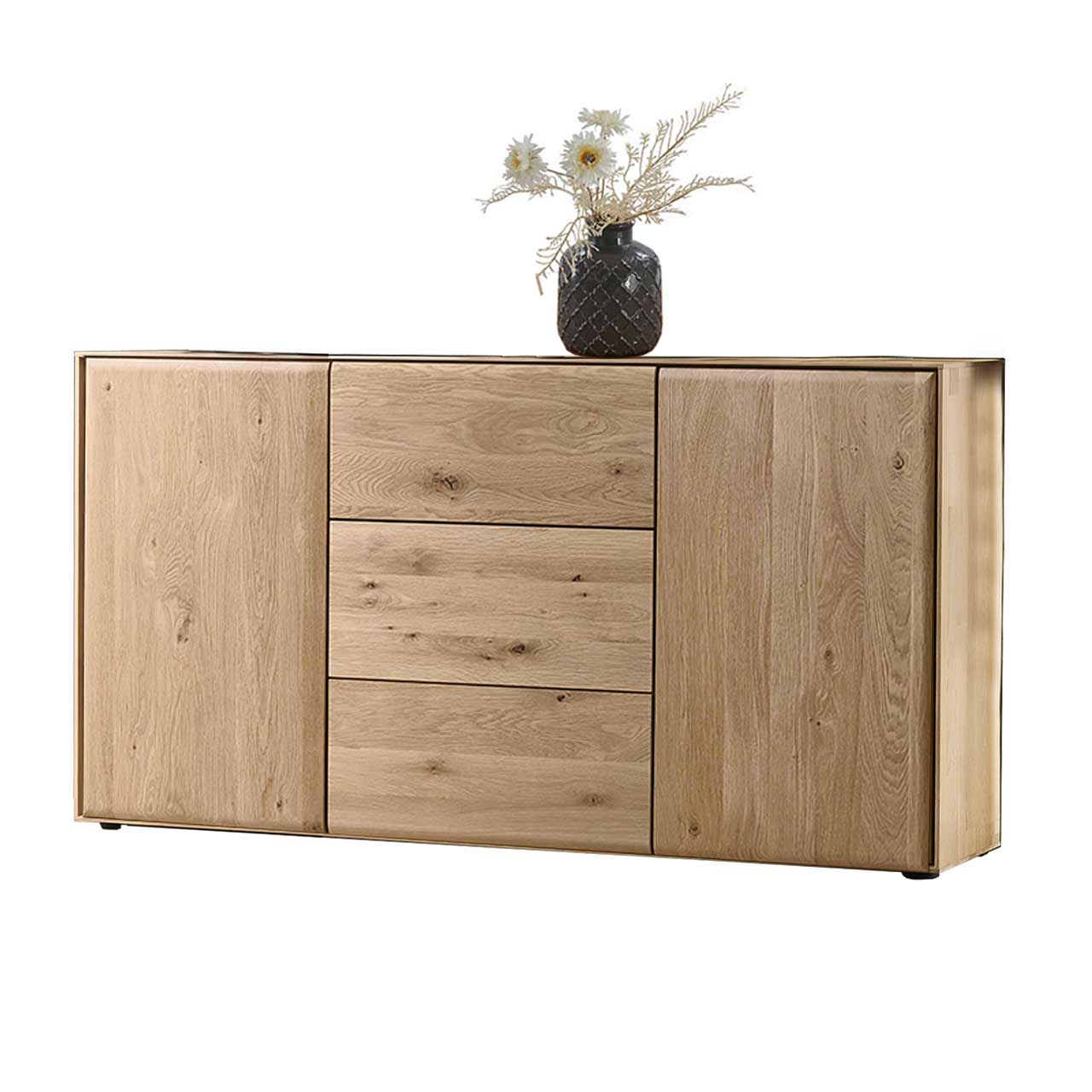 Hartmann VALA - Sideboard 8640-4181 - Kerneiche Natur Modernes Sideboard aus massiver Kerneiche Natur mit zwei Holztüren rechts und links, einem Schubkasten oben und einer weiteren Holztür unten - in Seitenansicht.