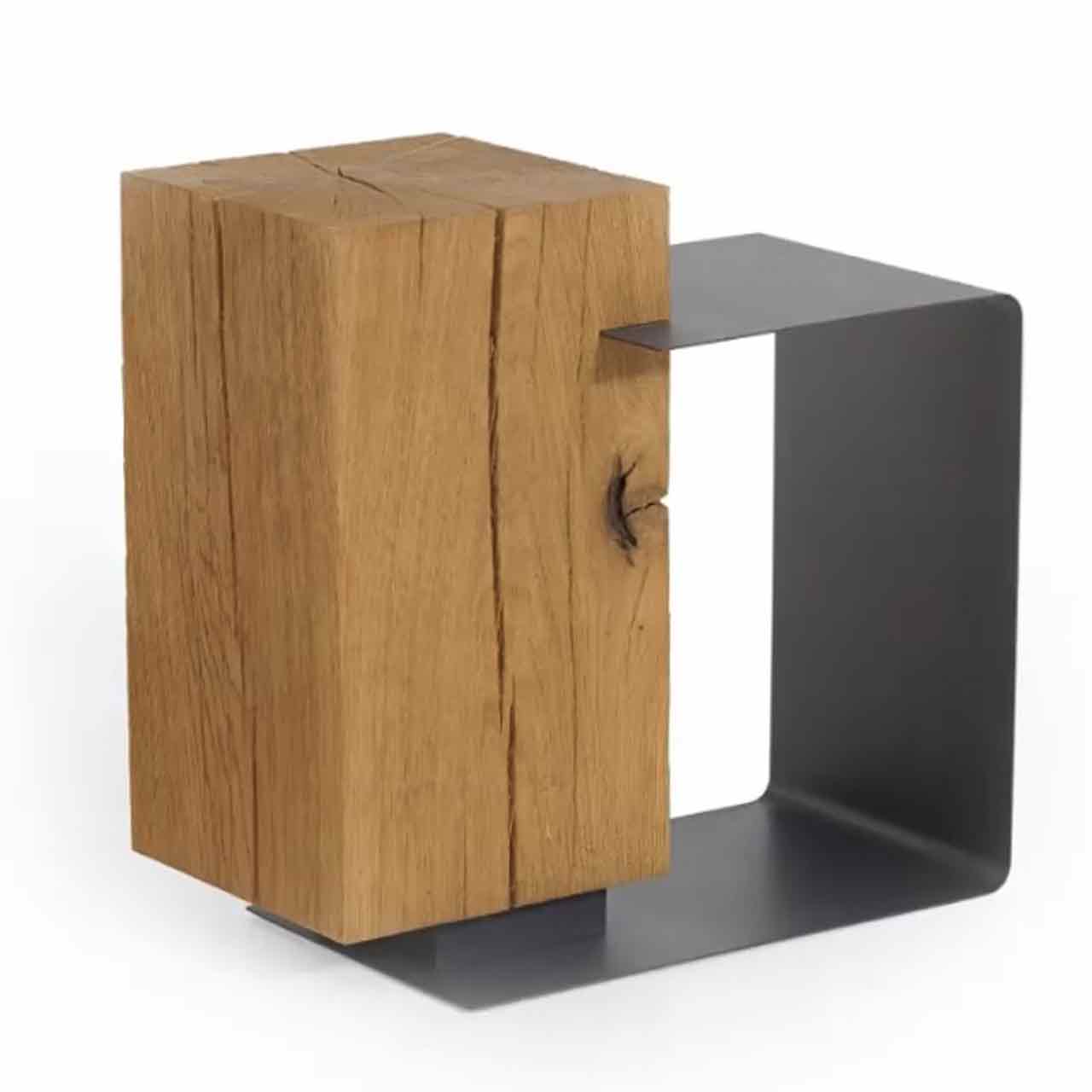 Seitenansicht eines Beistelltisches mit massivem Holzkorpus aus Kerneiche und seitlicher Metallablage in Anthrazit.