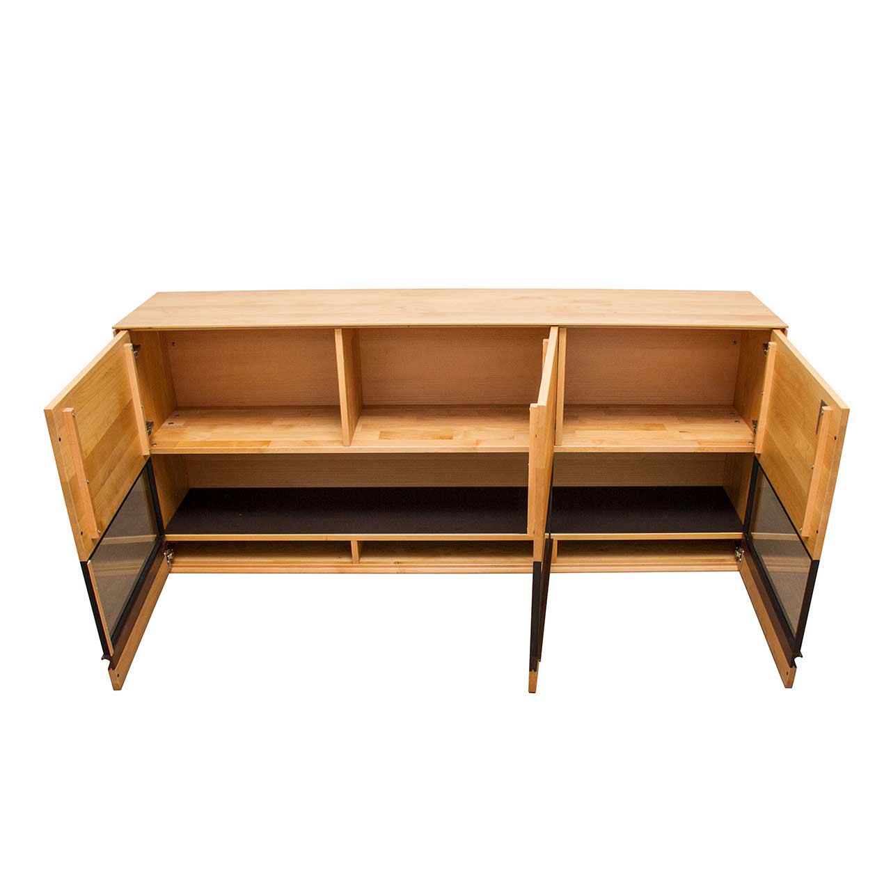 Hängeschrank aus massivem Holz mit drei geöffneten Türen, unterer Bereich mit Glasfront in dunklem Parsolglas Bronze. Innen mit Holzeinlegeböden.