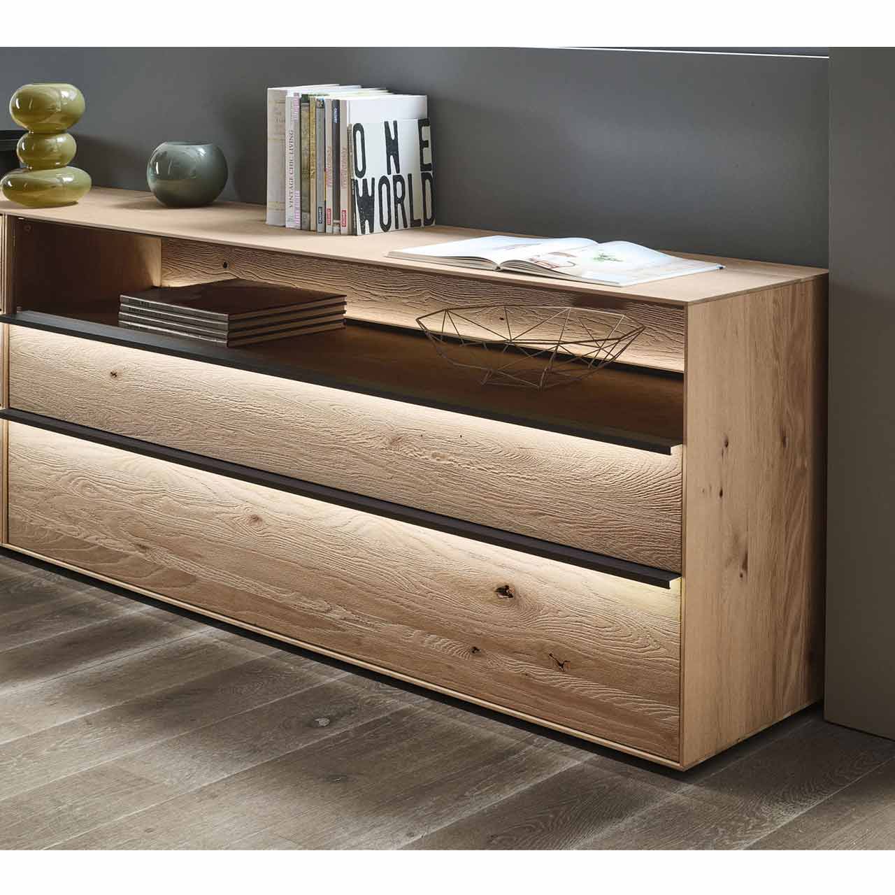 Sideboard aus massiver Kerneiche Natur mit 4 Schubkästen & Glasfront vor dunkler Wand
