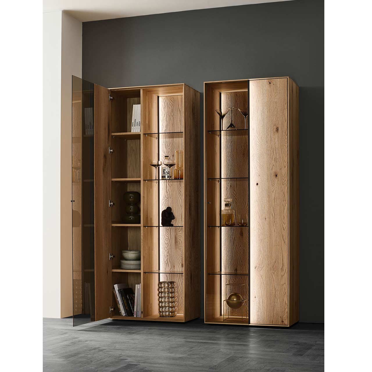 2 große Vitrinen, jeweils zweigeteilt mit Holz und Glasfront