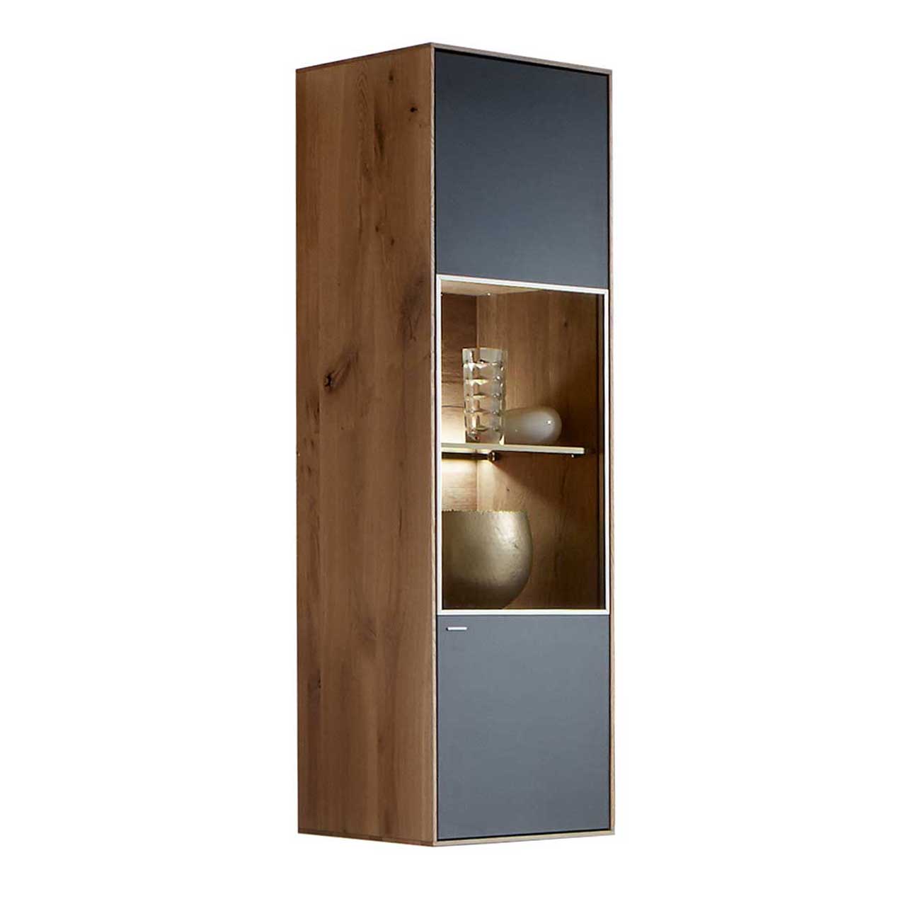 Hartmann CAYA - Hängevitrine 7170-7044A re. - Türanschlag rechts Moderne Hängevitrine aus massiver Kerneiche Umato mit Mattglas anthrazit Front und beleuchtetem Glasausschnitt.