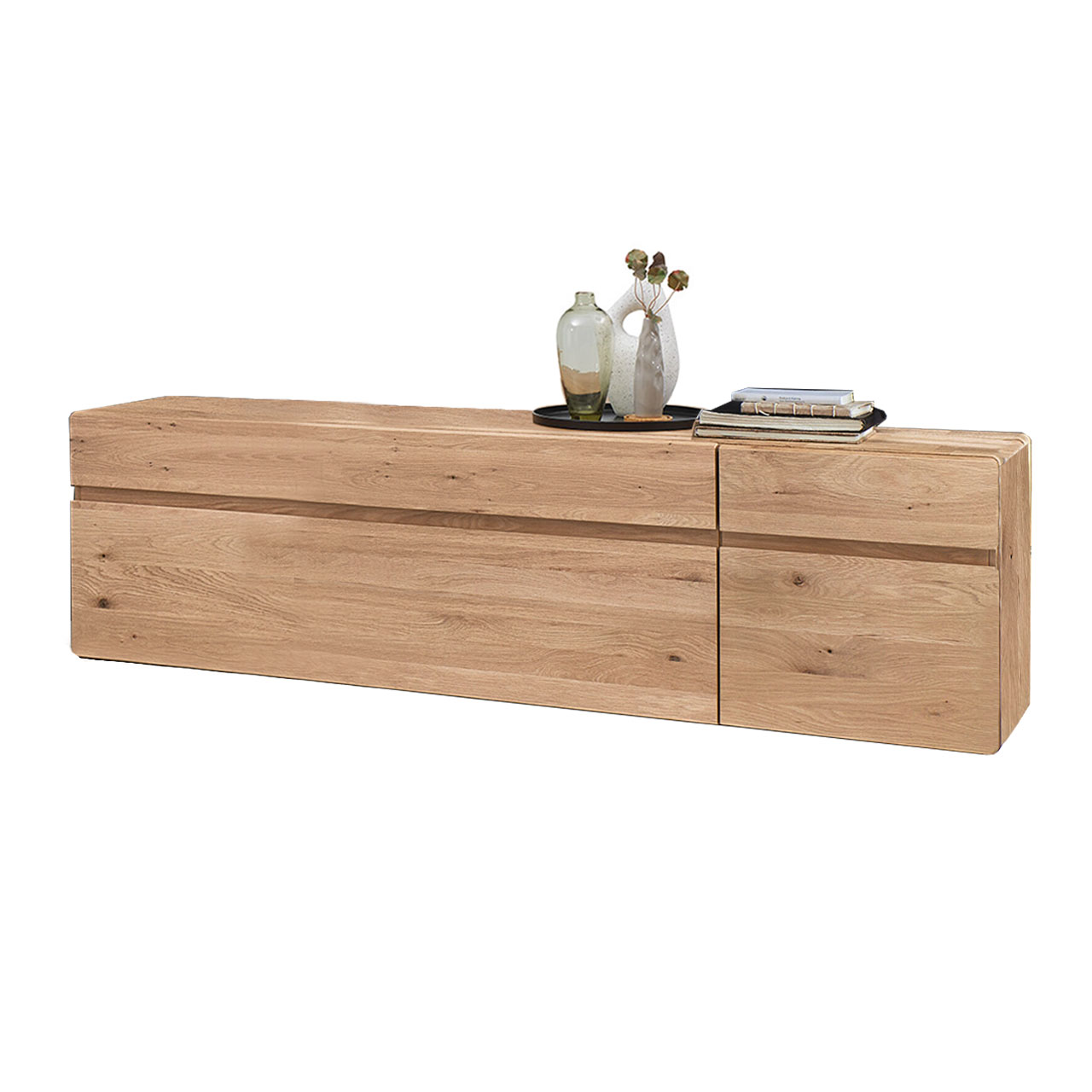 Modernes Lowboard aus massiver Kerneiche Natur mit edler Holzmaserung und markanter Holzeinkerbung in der Möbelfront. Lowboard hat eine Holztür rechts, einen Schubkasten oben und eine Holzklappe unten.
