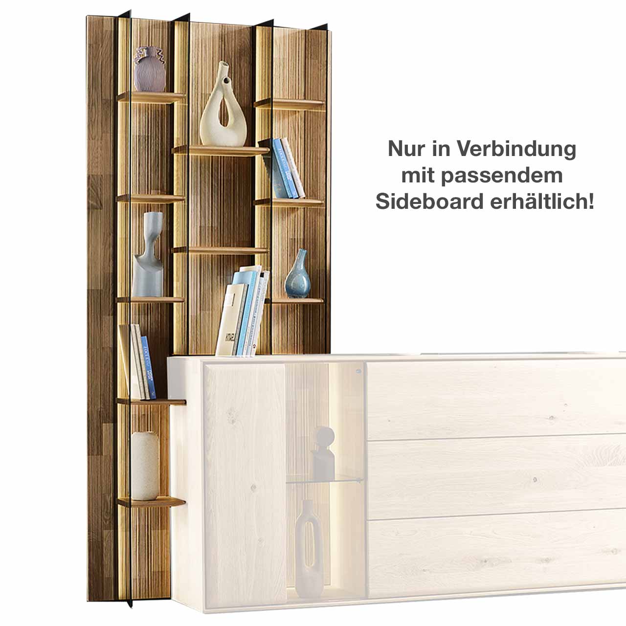 Hohes modernes Wandregal aus massivem Holz mit geschroppter Rückwand, zehn Holzböden und vier beleuchteten Glasseiten aus Parsolbronze - als linksstechendes Anbauelement für ein passendes VALA Sideboard.