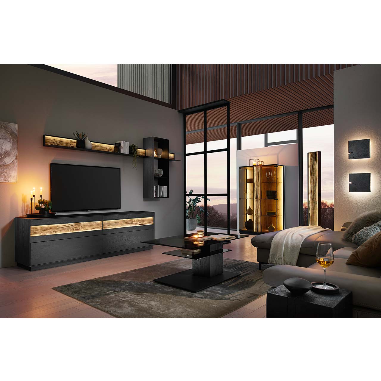HM_KILVA_9610-3217_Lowboard_milieu_1280x1280 Moderne Wohnwand mit Materialmix aus Lack anthrazit mit Spaltholz-Akzenten und Parsolglas-Vitrinenausschnitten