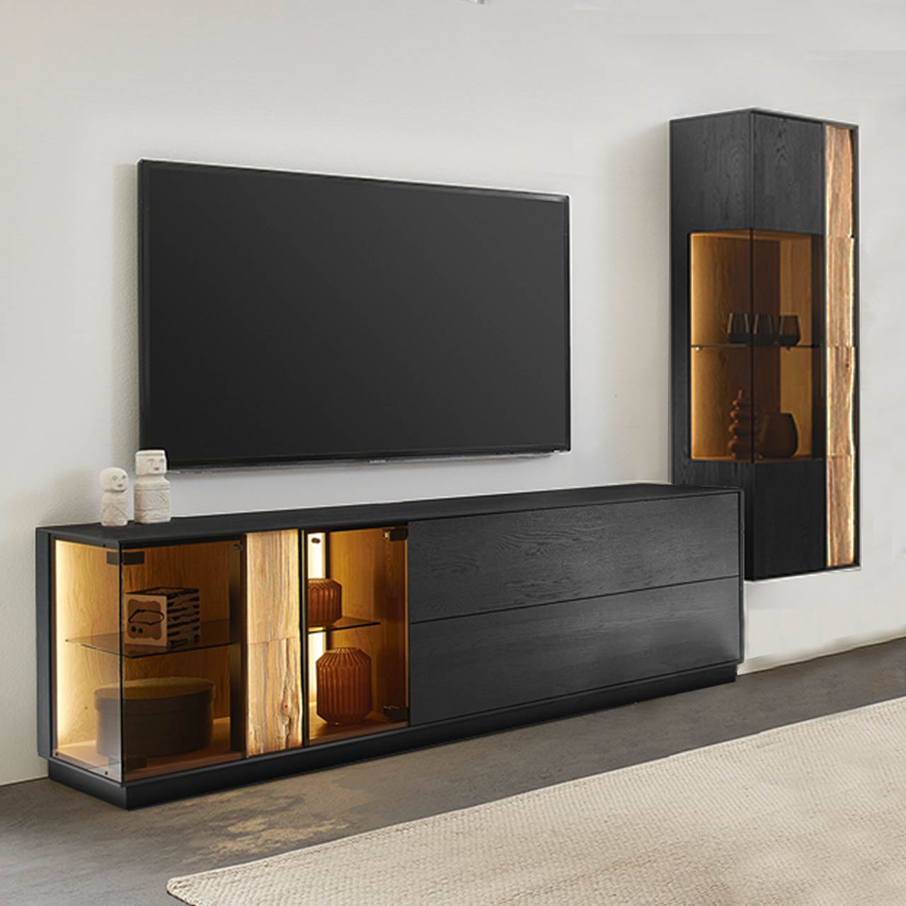 HM_KILVA_9610-Kombi-Nr-32_1280x1280 Moderne Wohnwand mit Materialmix aus Lack anthrazit mit Spaltholz-Akzenten und Parsolglas-Vitrinenausschnitten