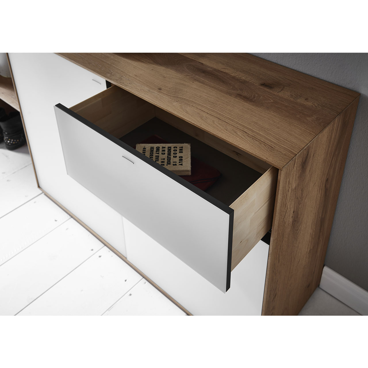 Hartmann CAYA Garderoben - Stauraumschrank 7140-4115 - Detail Schubkasten Geöffneter Schubkasten des CAYA-Stauraumschranks 7140-4115 mit sichtbarem Innenraum.