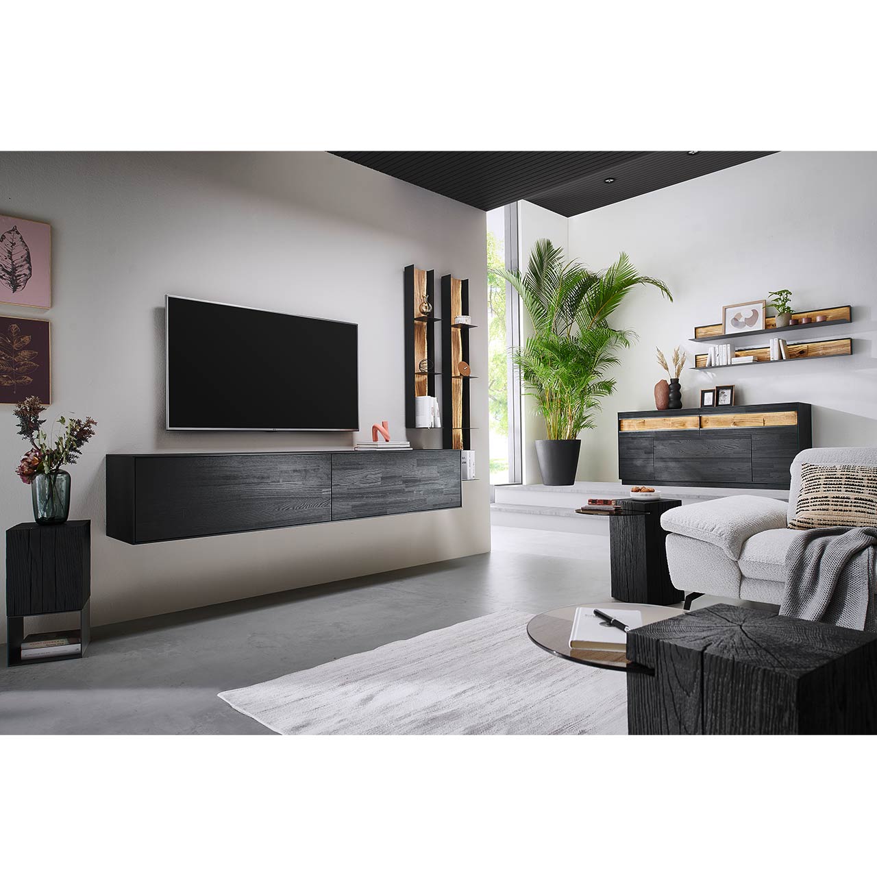 Moderne Wohnwand mit Materialmix aus Lack anthrazit mit Spaltholz-Akzenten
