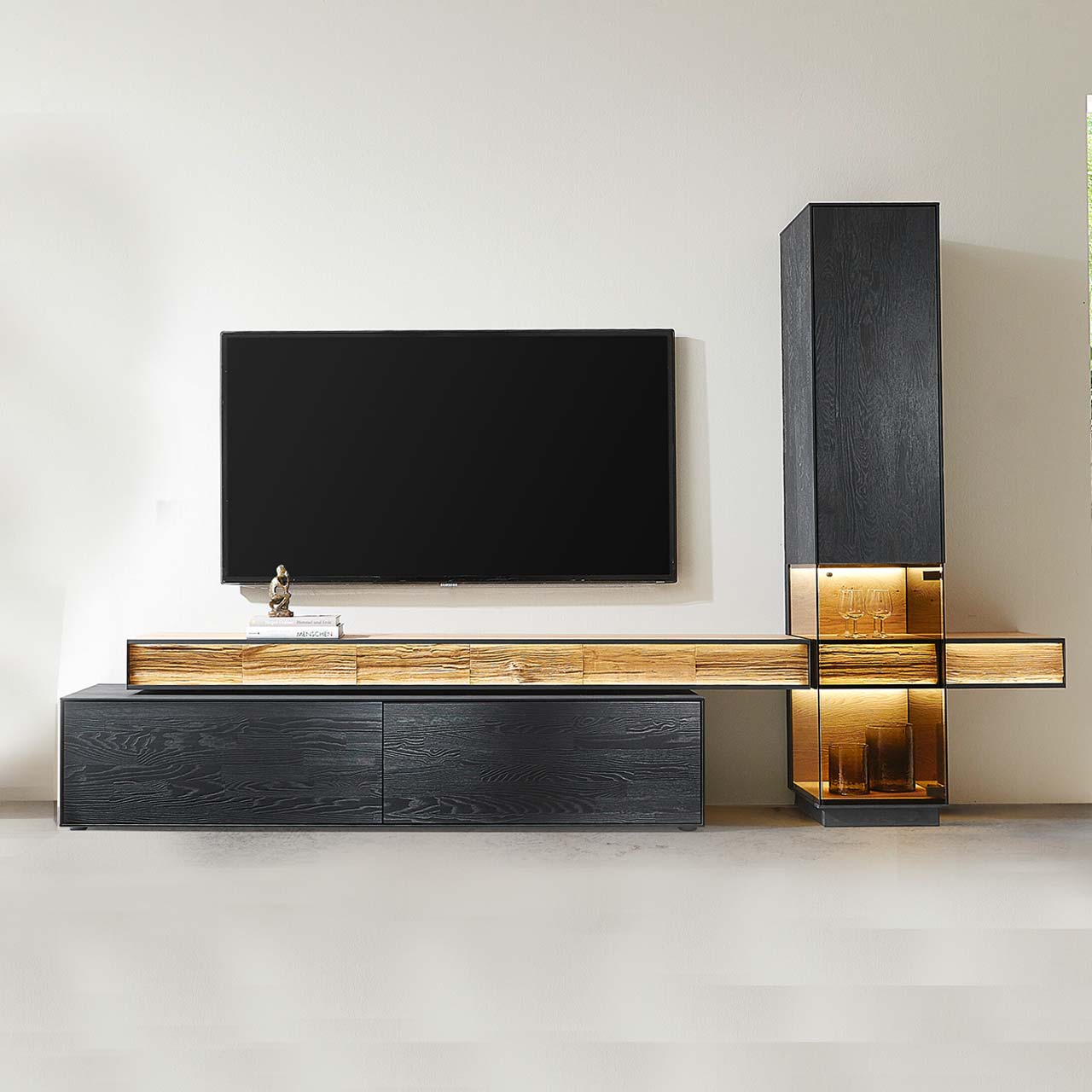HM_KILVA_9610-Kombi-Nr-24_1280x1280 Moderne Wohnwand mit Materialmix aus Lack anthrazit mit Spaltholz-Akzenten und Parsolglas-Vitrinenausschnitten
