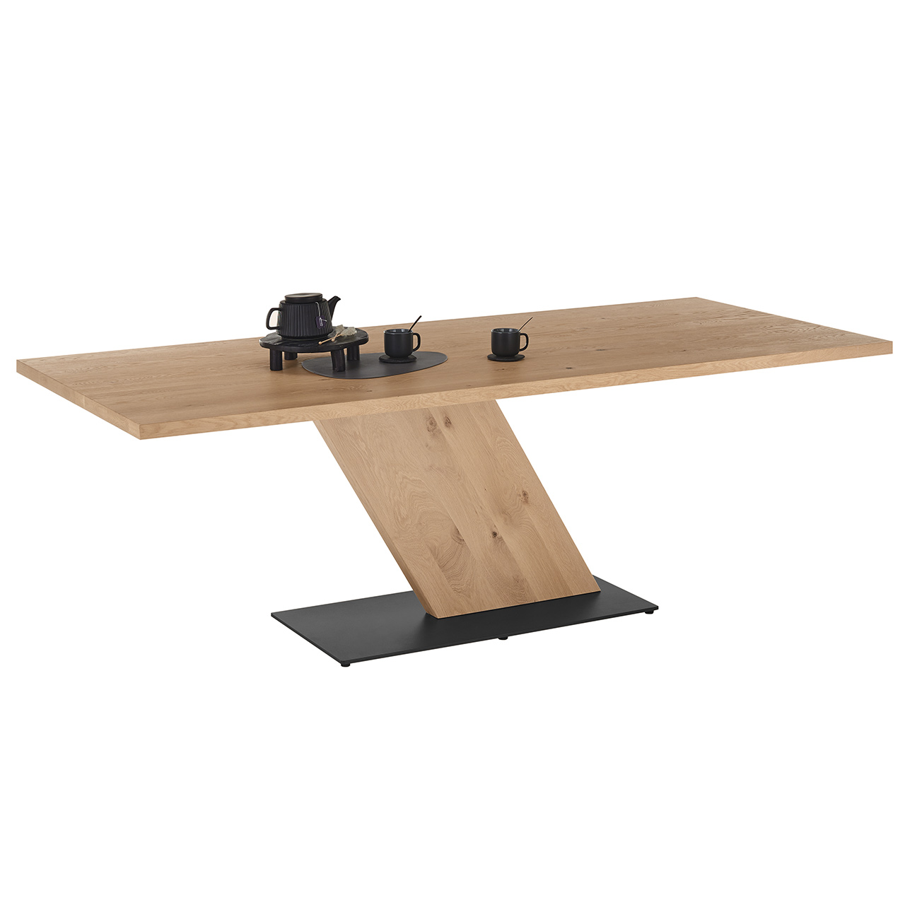 Massiver Esstisch aus heller Kerneiche mit fester, rechteckiger Tischplatte und markantem, schräg gestelltem Mittelfuß-Element aus Massivholz. Unten stabile rechteckige Bodenplatte aus massivem Holz, anthrazit lackiert - in Seitenansicht.