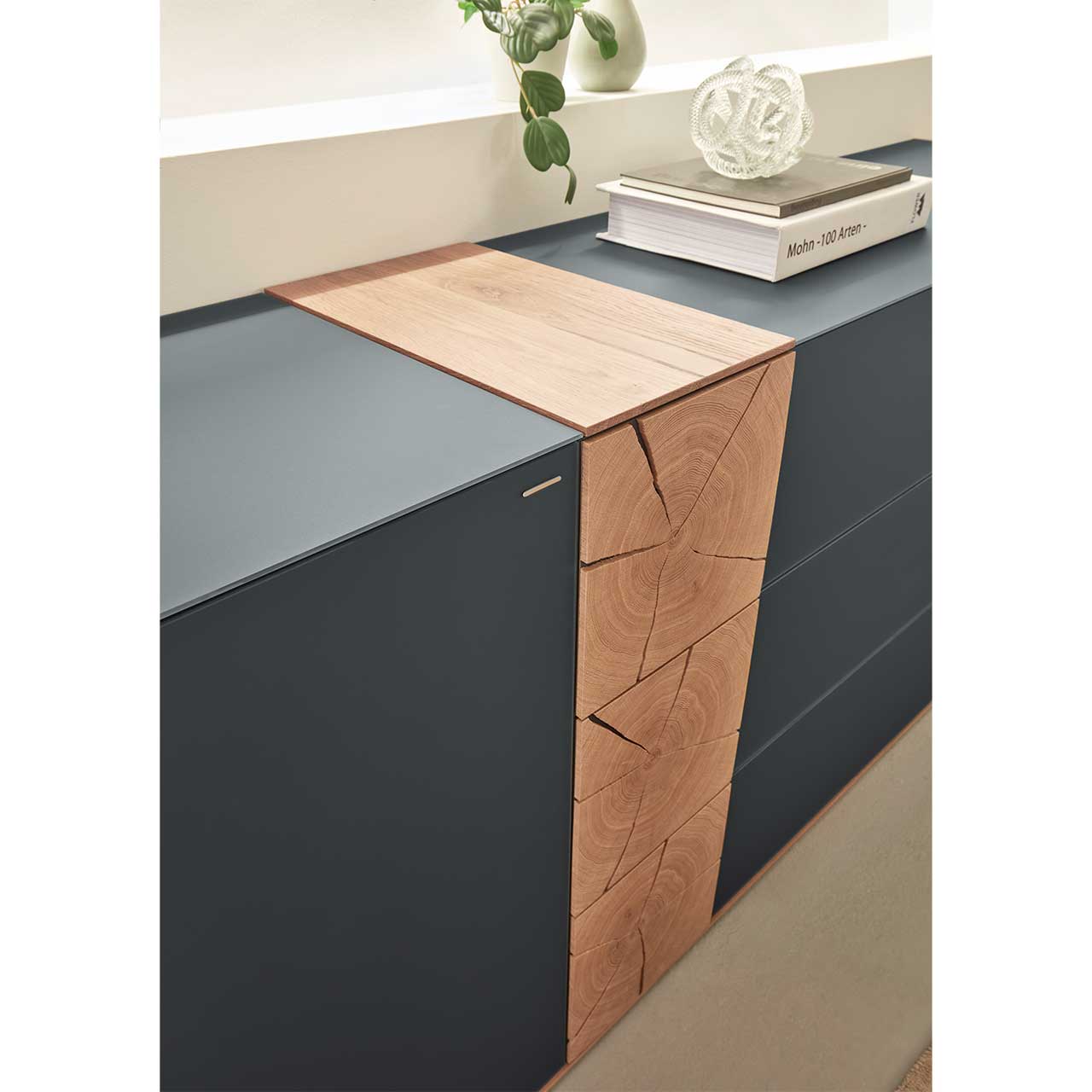 Detailaufnahme der dekorativen Hirnholzscheiben an der Türfront des CAYA Sideboards Nr. 7170-4201A