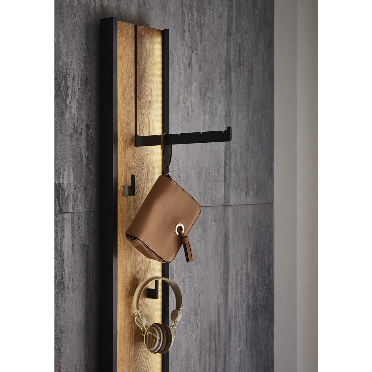 Hartmann CAYA Garderoben - Wandgarderobe 7140-5021 - Detail Kleiderstange Ausgeklappter Kleiderhaken in Metall anthrazit am schmalen CAYA Wandgarderobenpaneel 7140-5021 aus hellem Riffholz.