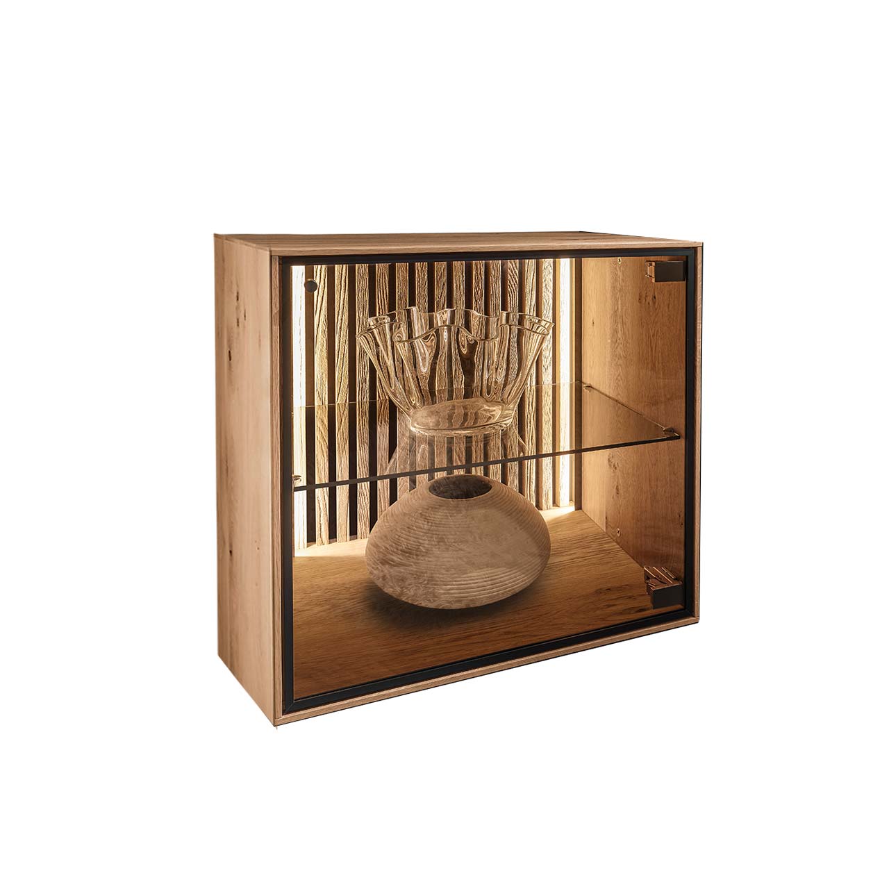Quadratische Lowboard-Vitrine aus hellem Holz mit beleuchteter Lamellenrückwand und Glaseinlegeboden.