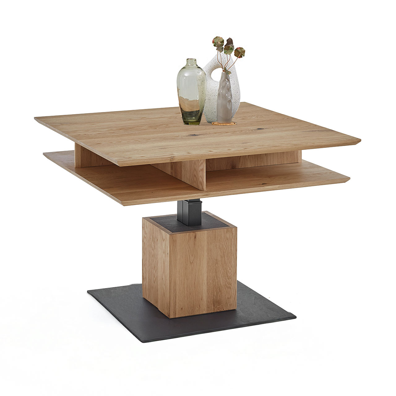 Höhenverstellbarer Couchtisch mit Liftfunktion, quadratischer, angehobener Tischplatte aus hellem Eichenholz und zusätzlicher Ablageplatte auf massiver, quadratischer Holzsäule mit dunkler Bodenplatte.