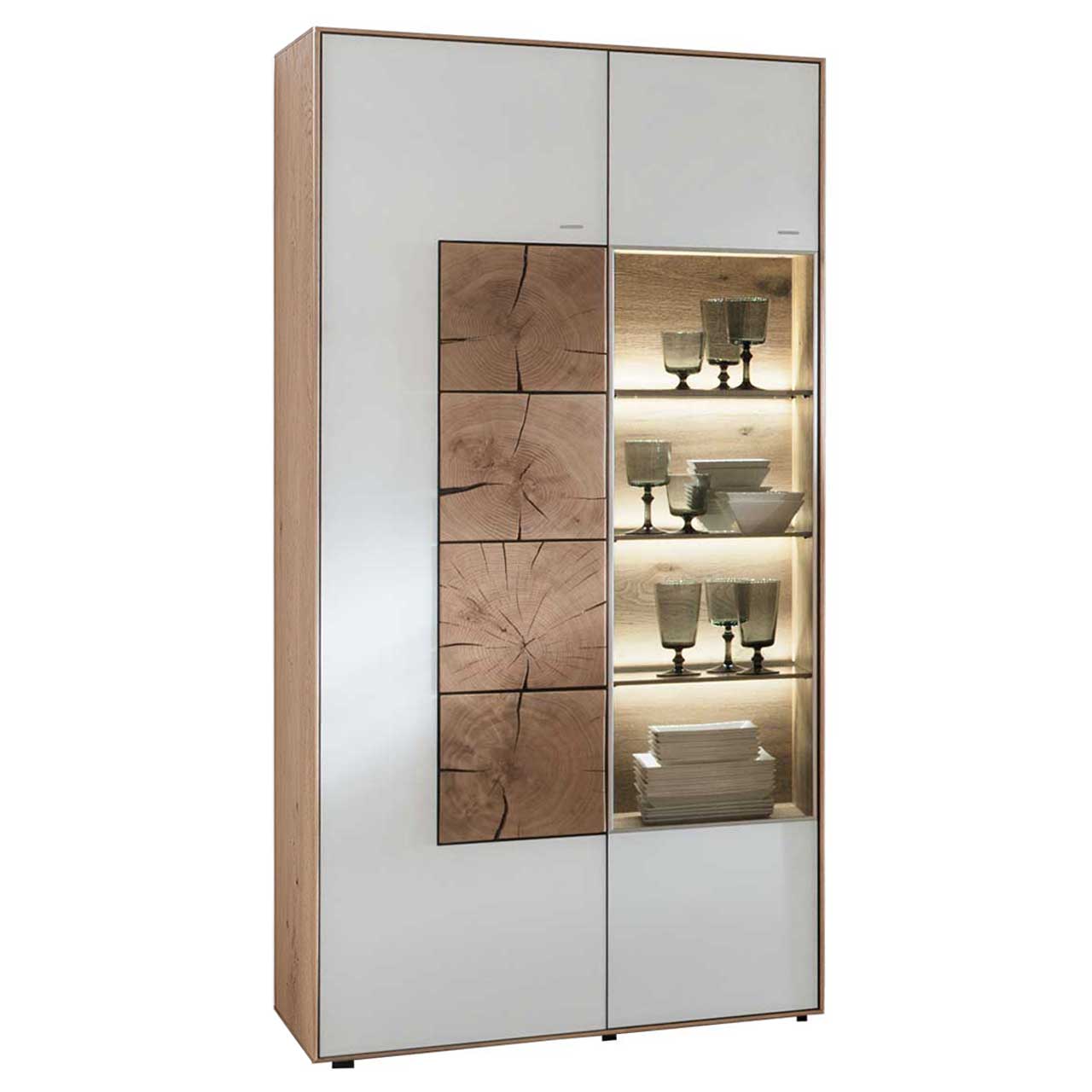 Hartmann CAYA - Standvitrine 7170-0096W re. Modernes Standelement aus massiver Kerneiche Umato mit Mattglas weiß Front. Rechts mit Glastür und drei beleuchteten Glasböden, links mit Mattglas weiß Tür und vier vertikal verlaufenden, rechteckigen Hirnholzscheiben.