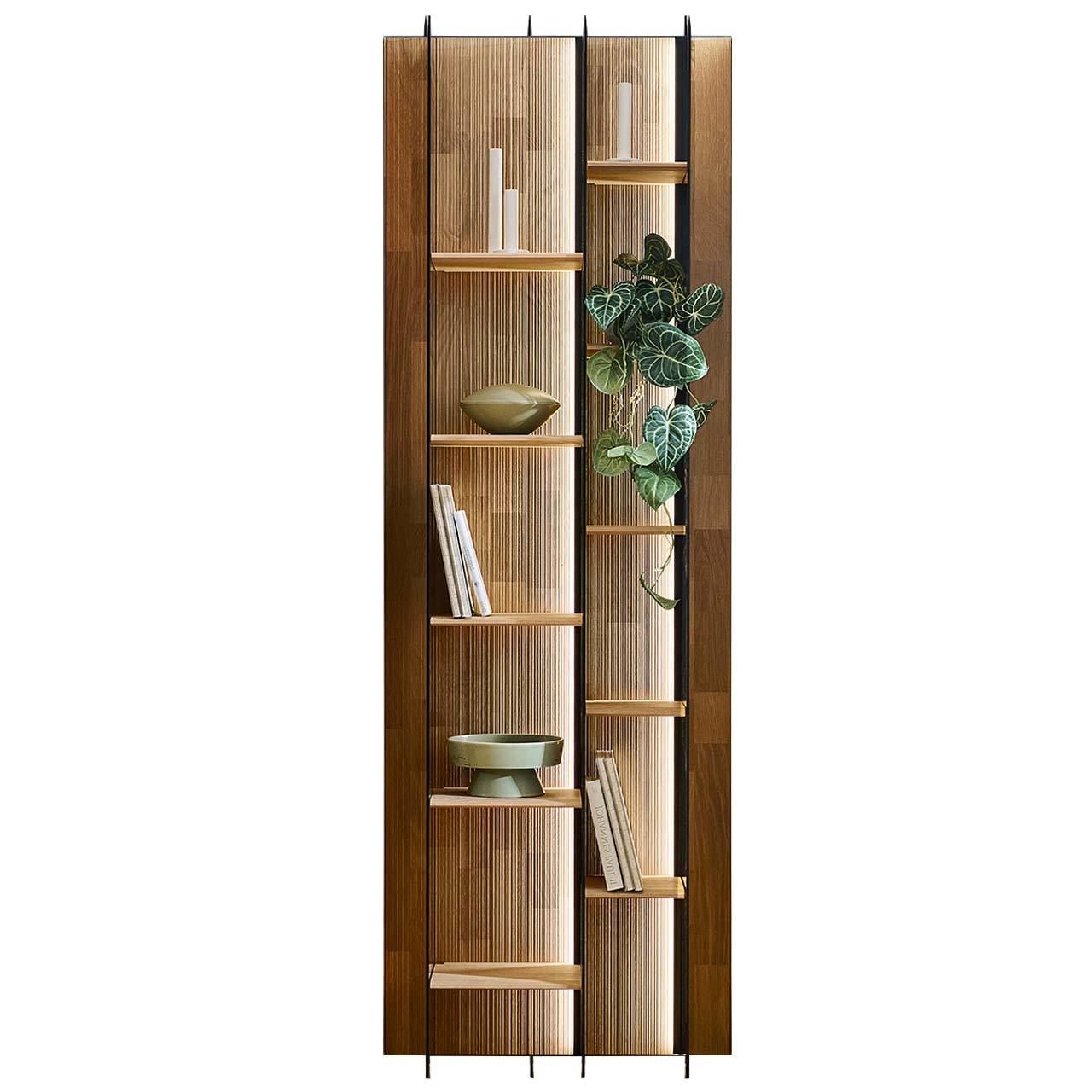 Hartmann VALA - Paneelregal 8640-0074 - Kerneiche Natur / Glas Hohes Wandregal aus massivem Holz und edel verarbeiteter, geschroppter Rückwand mit zehn Holzböden und drei beleuchteten Glasseiten in Parsolbronze - in Frontansicht.