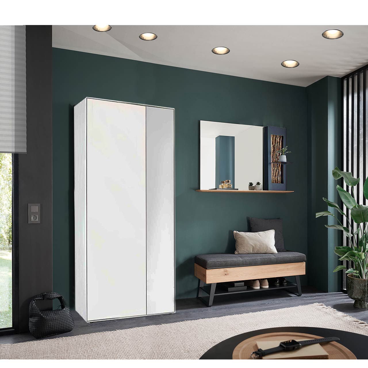 Flur mit modernen Garderobenmöbeln aus massiver Kernbirke und Kerneiche Natur: Ein Stauraumschrank in Lack weiß mit Spiegeltür, eine gepolsterte Sitzbank auf Metallkufen mit Stauraumfach und ein Spiegelpaneel mit Ablage und Rinden-Akzent.