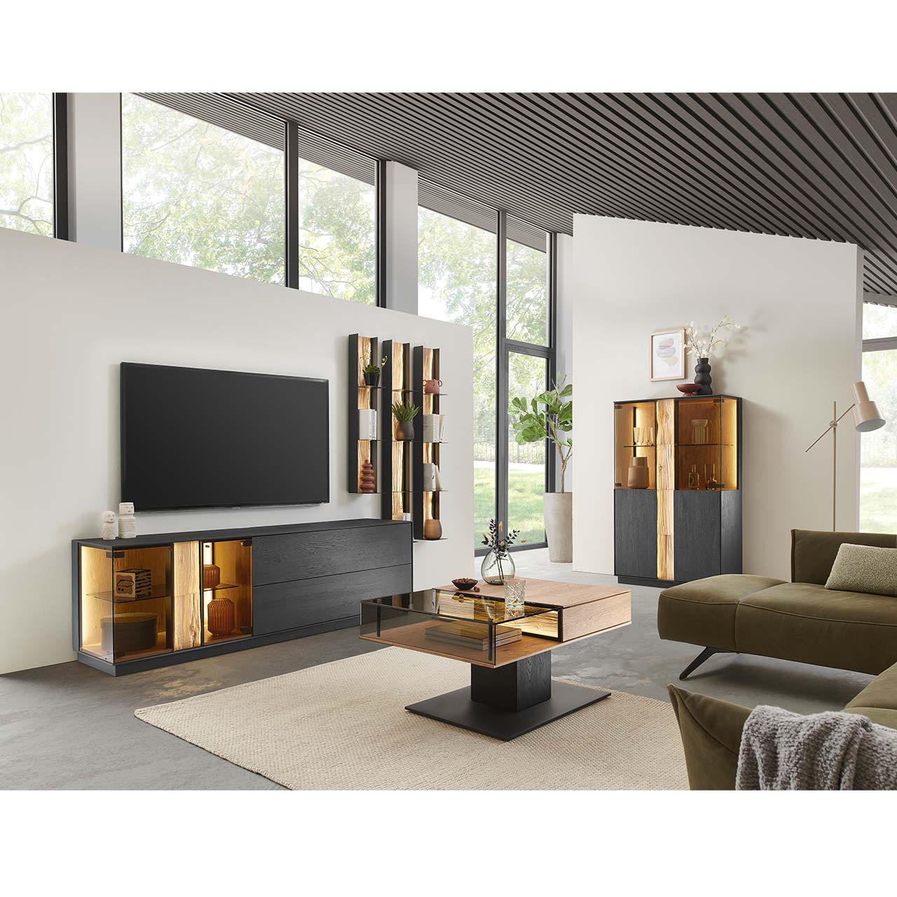 Moderne Wohnwand mit Materialmix aus Lack anthrazit mit Spaltholz-Akzenten und Parsolglas-Vitrinenausschnitten