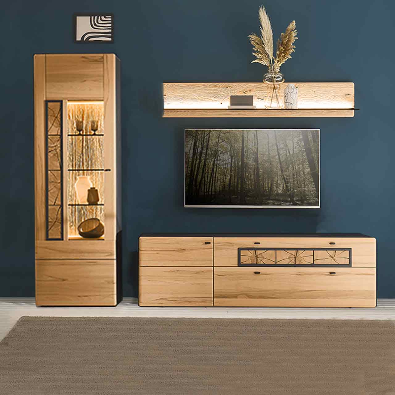 Wohnzimmer - Möbel-Serie Hartmann KNUD 5580 - Wohnwand Nr. 32 Dekorativ eingerichtetes Wohnzimmer mit Fernseher und Wohnwand aus Kernbuche: Hochvitrine mit Hirnholzscheiben, Lowboard mit Tür und zwei Schubkästen, darüber hängendes Wandpaneel mit Glasablage.