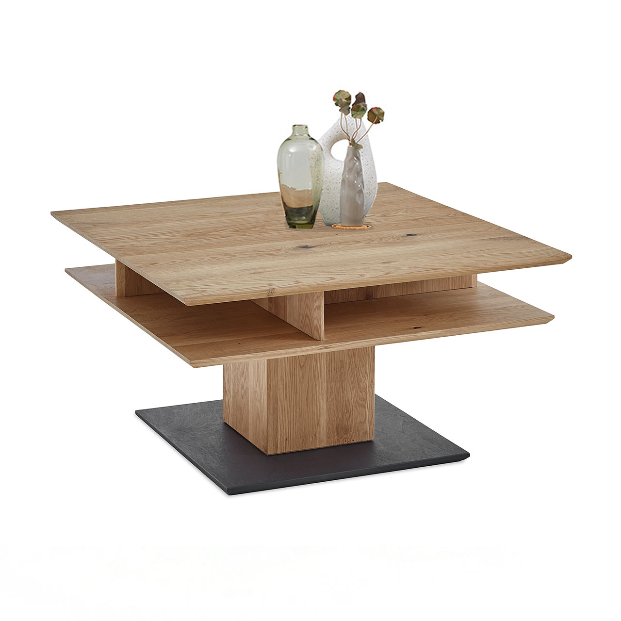 Moderner Couchtisch mit quadratischer, höhenverstellbarer Tischplatte aus hellem Eichenholz und zusätzlicher Holzablageplatte - auf massiver, quadratischer Holzsäule und dunkler Bodenplatte.