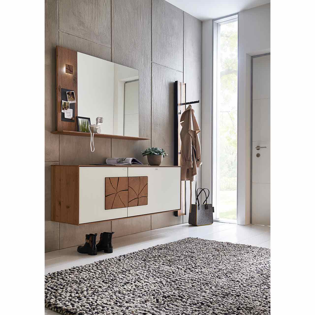 Moderne, dreiteilige Garderobenkombination aus massiver Kerneiche mit beleuchtetem Spiegelpaneel mit Ablage, Hängestauraumschrank mit weißen Mattglasfronten und Hirnholzkacheln und einem schmalen Wandpaneel aus Holz mit Metallstange.