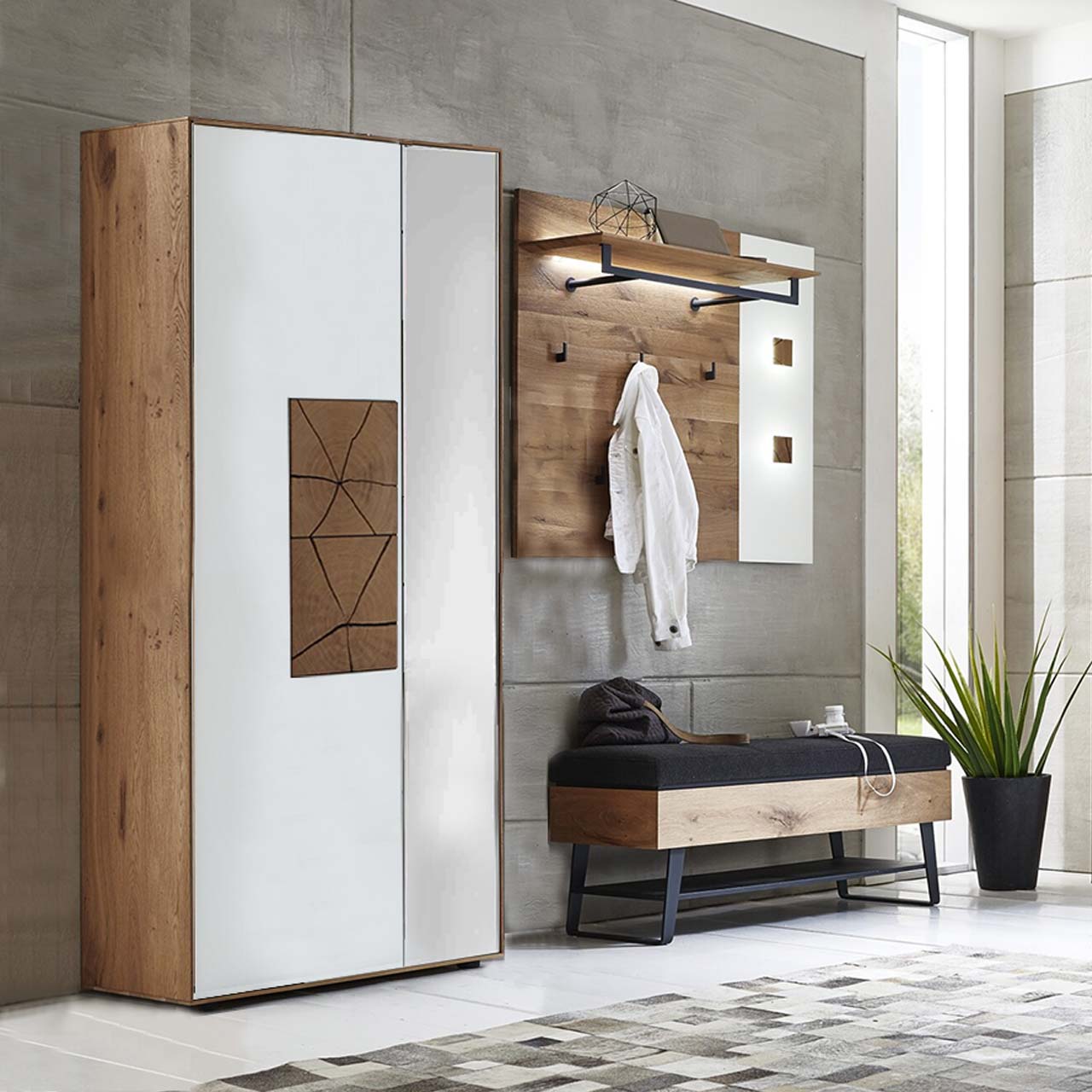 Hartmann CAYA Garderoben - Kombination 7140 Nr. 102 - dreiteilig Moderne Garderobe aus massiver Kerneiche mit beleuchtetem Wandpaneel mit Haken und Ablage, Stauraumschrank in Mattglas weiß mit Hirnholzscheiben und Spiegelfront und einer Polstersitzbank mit Holzstauraumfach und Metallablage – vor grauer Wand.