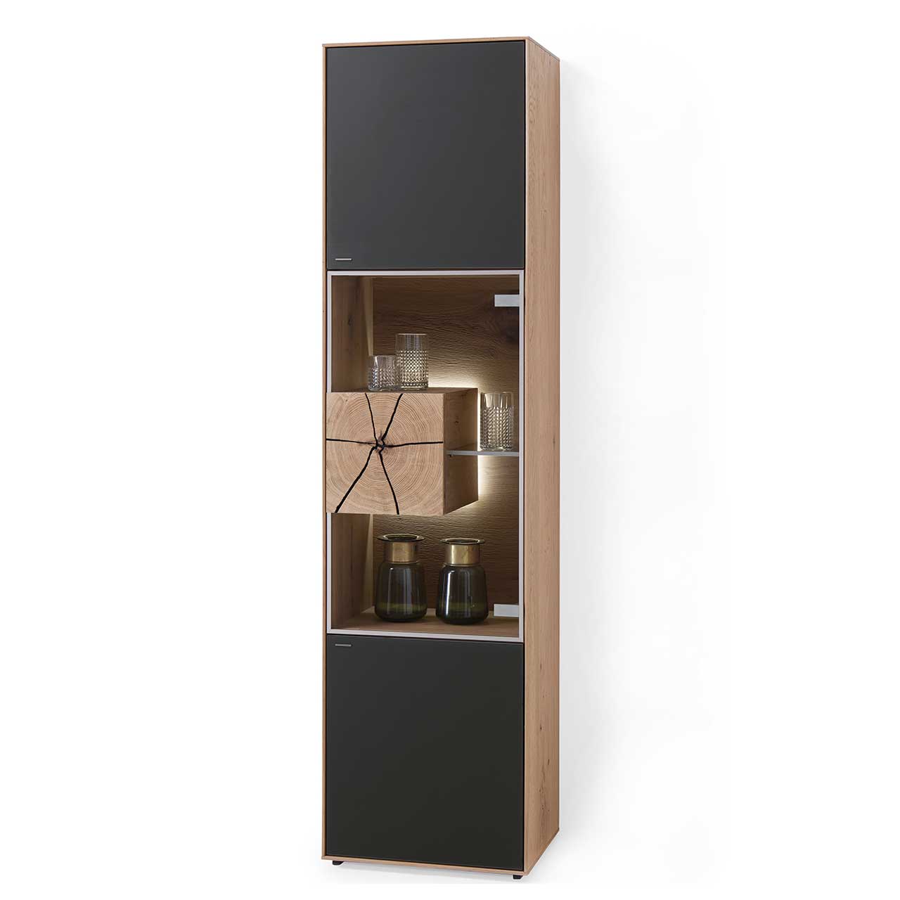 Moderne Standvitrine aus massiver Kerneiche Umato mit Mattglas anthrazit Front, mittig mit beleuchtetem Glasausschnitt, Glasboden und Hirnholzblock aus hellem Holz. 