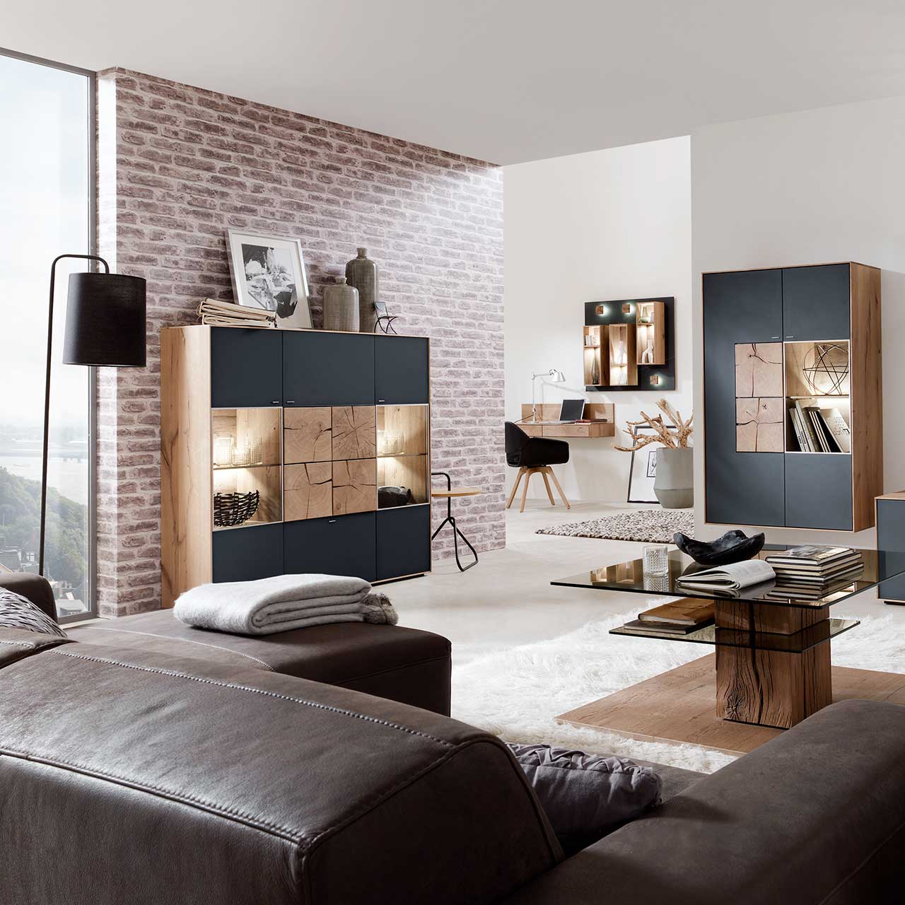 Modernes Highboard aus massivem Holz mit Mattglas anthrazit Fronten, rechts und links mit beleuchtetem Glasausschnitt, mittig mit vier dekorativen, rechteckigen Hirnholzscheiben in Kerneiche Umato - in Wohnzimmer stehend, davor Glas-Couchtisch.