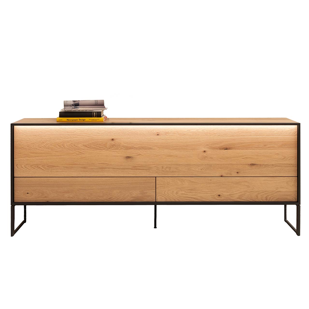 Hartmann YOLA Schöner Wohnen - Lowboard mit hohen Kufen 8590-3204 Modernes Lowboard aus sandgestrahlter Kerneiche Natur mit beleuchtetem Metallrahmen in Anthrazit, einer Klappe oben, zwei Schubkästen unten und zwei anthrazitfarbenem, filigranen Metallfüßen.