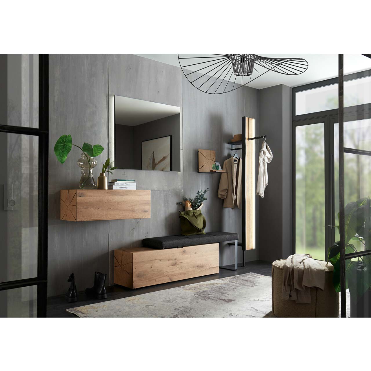 Moderne Garderobenkombination aus massivem Holz mit beleuchtetem Spiegel, Hängeschrank mit strukturierter Holzfront, gepolsterter Sitzbank mit Stauraum, Wandleuchte in Holzoptik und Garderobenpaneel mit Stange, Ablage und Haken – vor dunkler Wand.