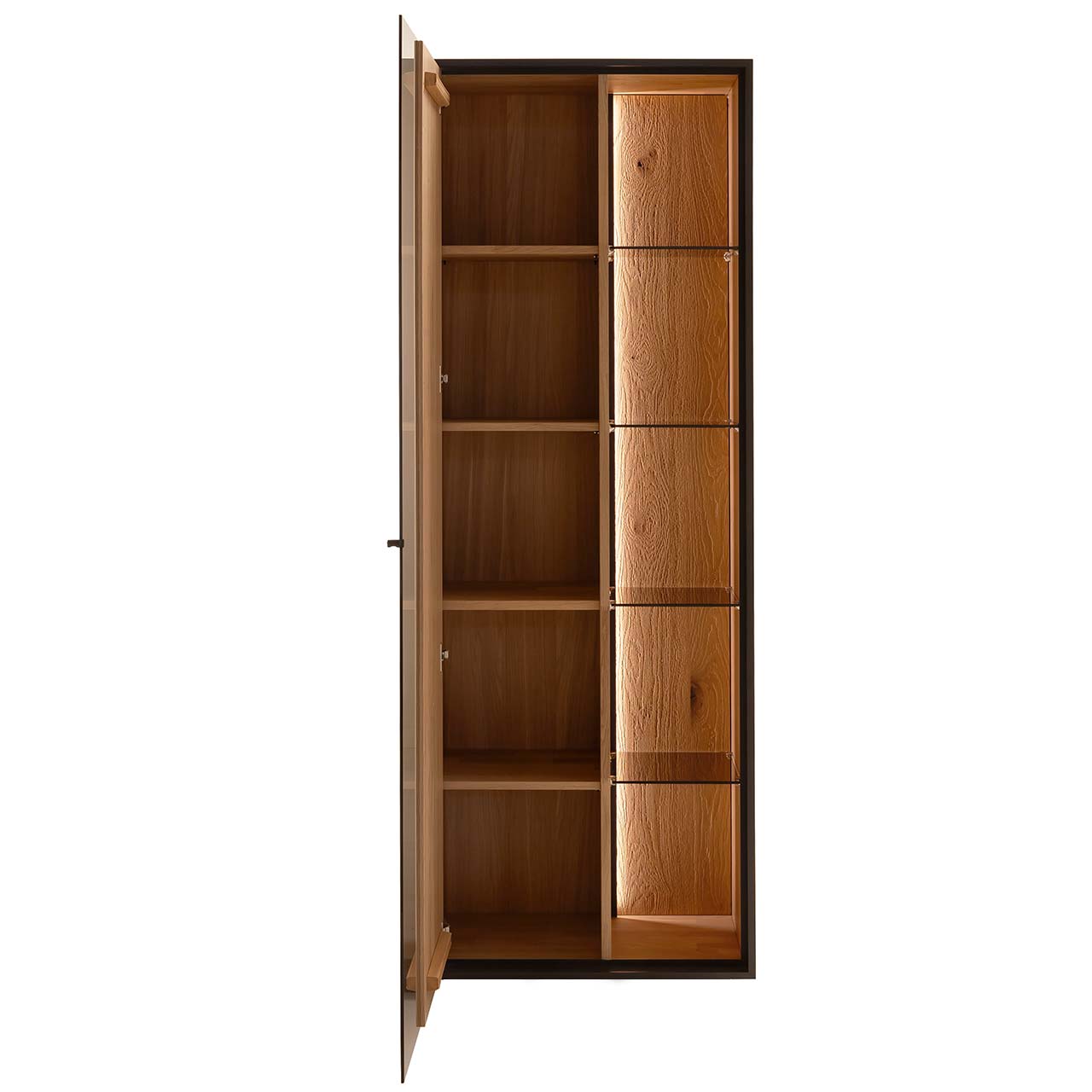Standvitrine im modernen Design aus sandgestrahlter Kerneiche Natur, eingefasst in einen Metallrahmen in Anthrazit, mit offener geteilter Tür: links Holz mit vier Holzeinlegeböden., rechts beleuchteter Glasausschnitt mit vier Glaseinlegeböden. 