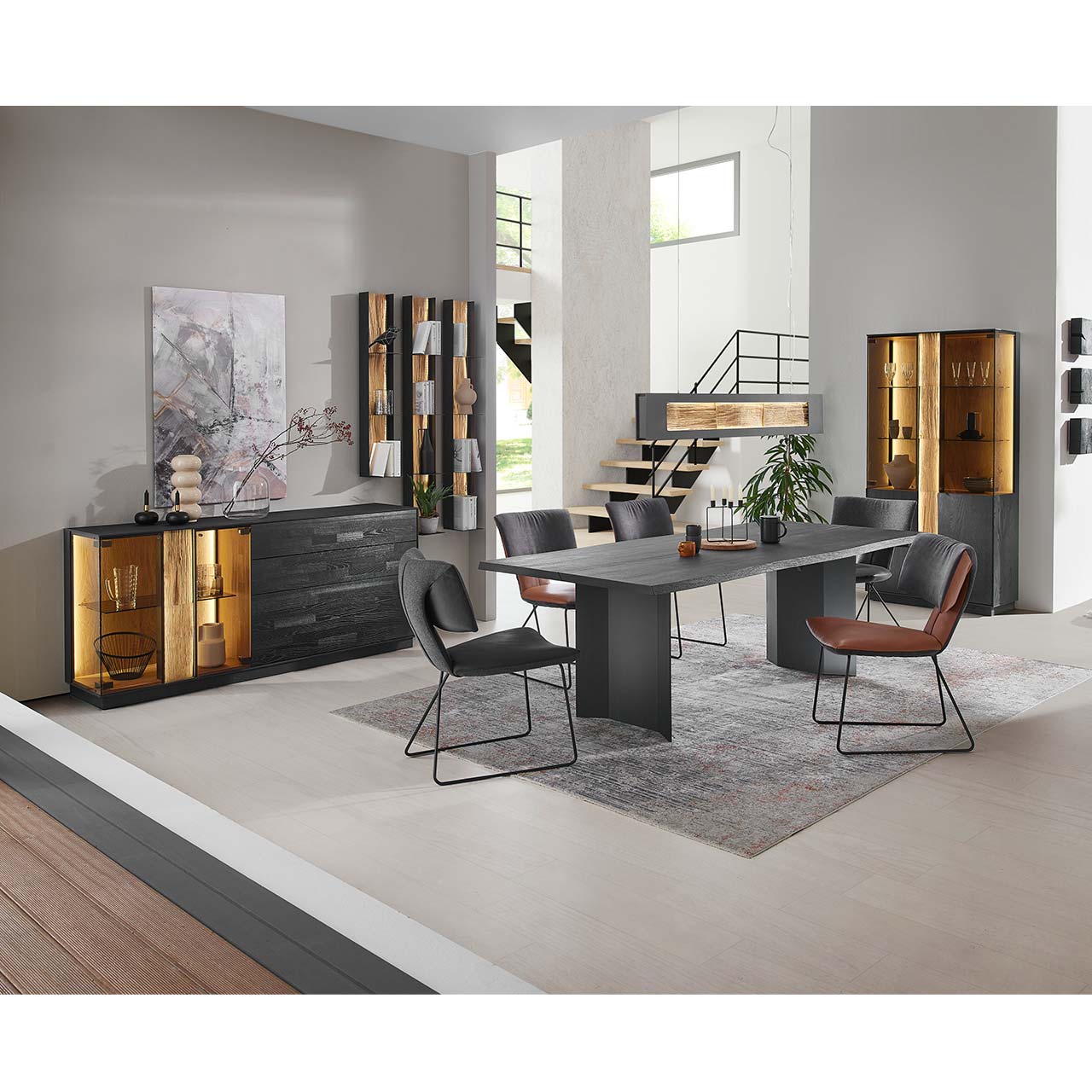 Modernes Esszimmer mit Möbeln aus Kernesche anthrazit in Kombination mit Spaltholz-Akzenten und Parsolglas-Ausschnitten
