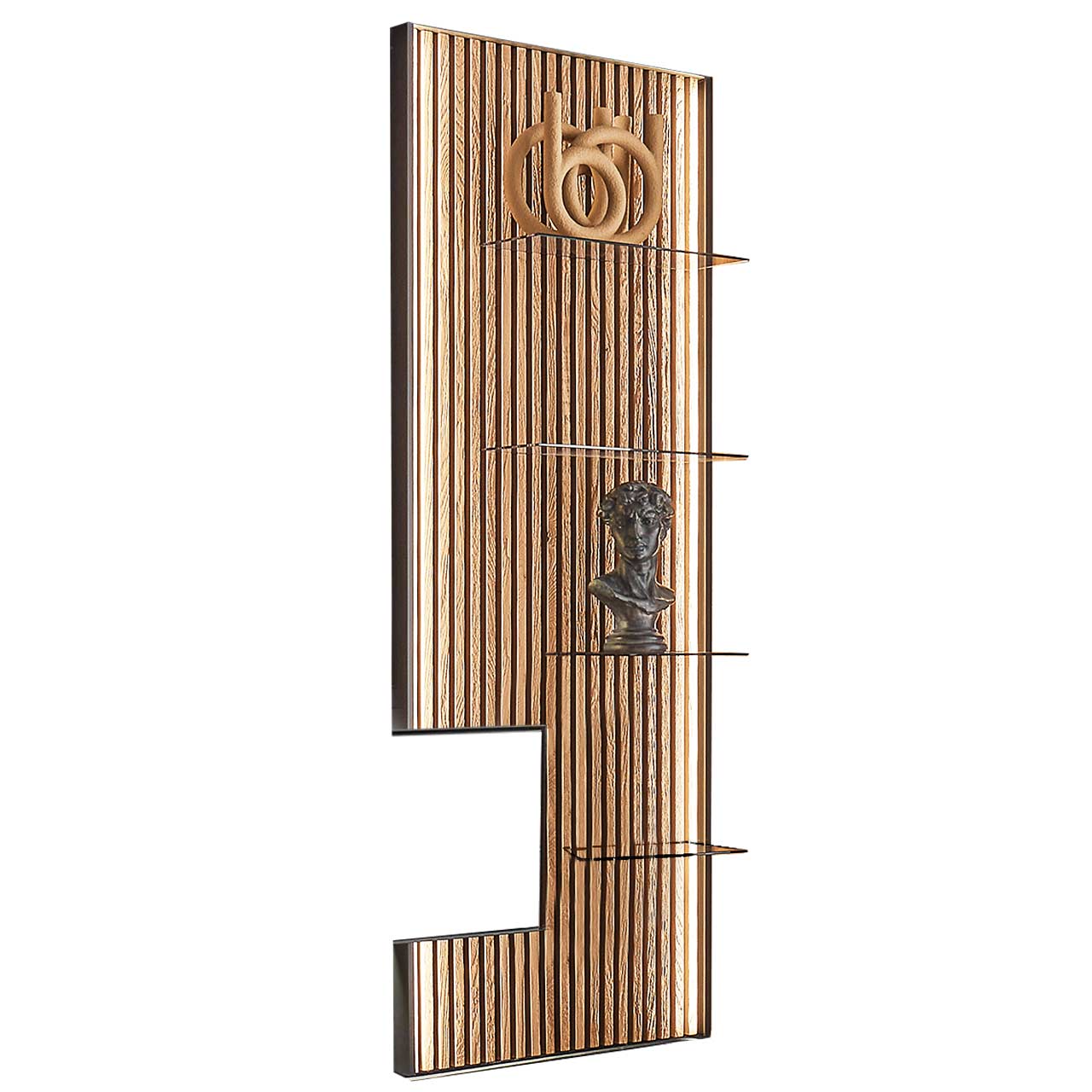 Modernes Wandpaneel mit Lamellenrückwand aus hellem Holz mit vier Glasböden aus Parsolglas und links mit seitlichem Ausschnitt für passende Möbel.